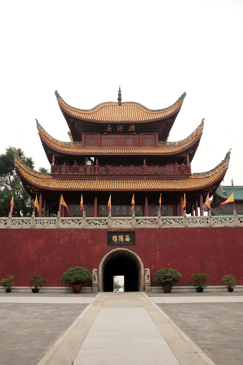 岳阳楼,位于湖南省岳阳市区西北部,为古代军事文化胜地,是岳阳八景