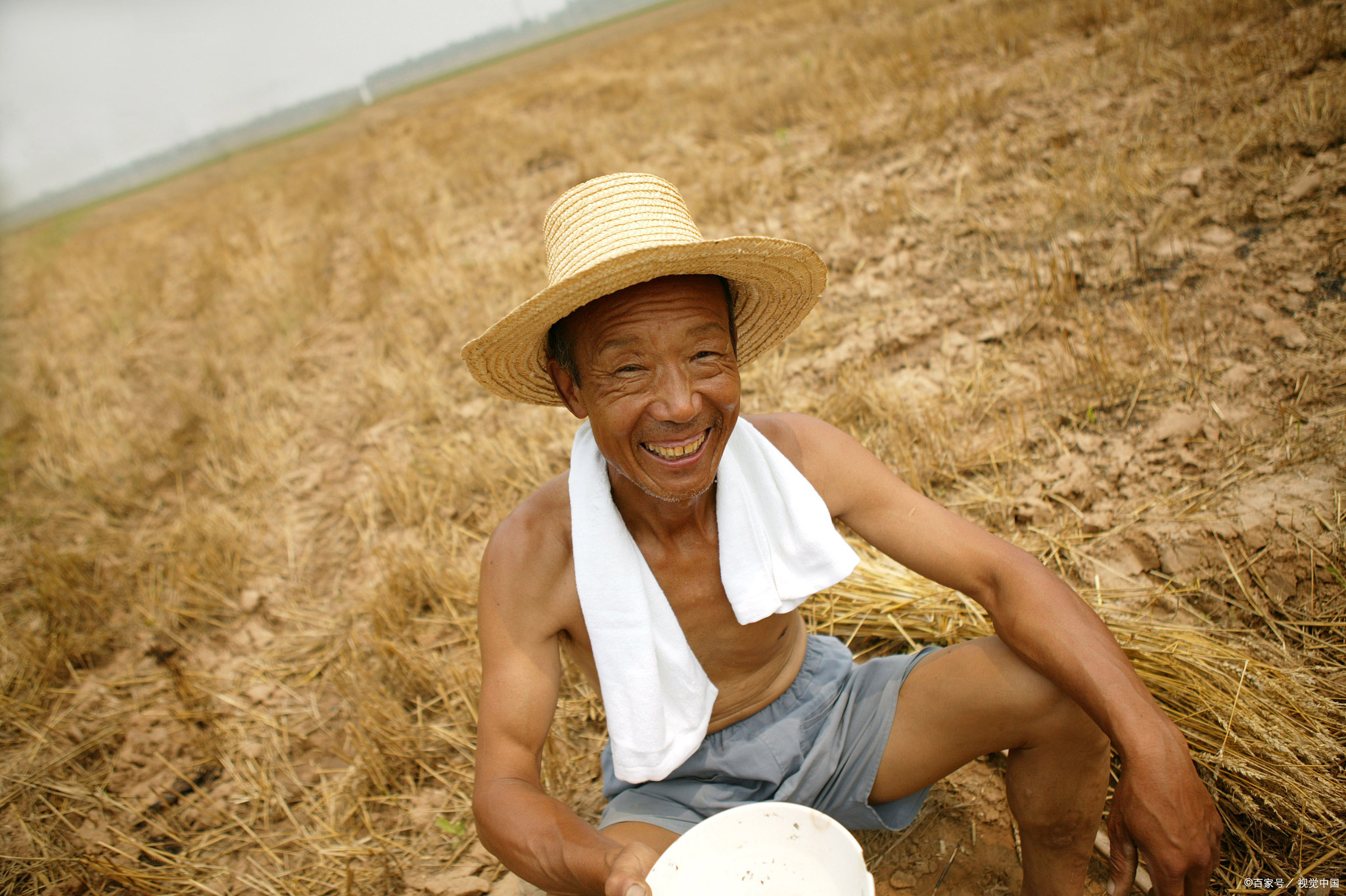 伟大的善心,沈阳大哥与中毒秃鹫的深情交流