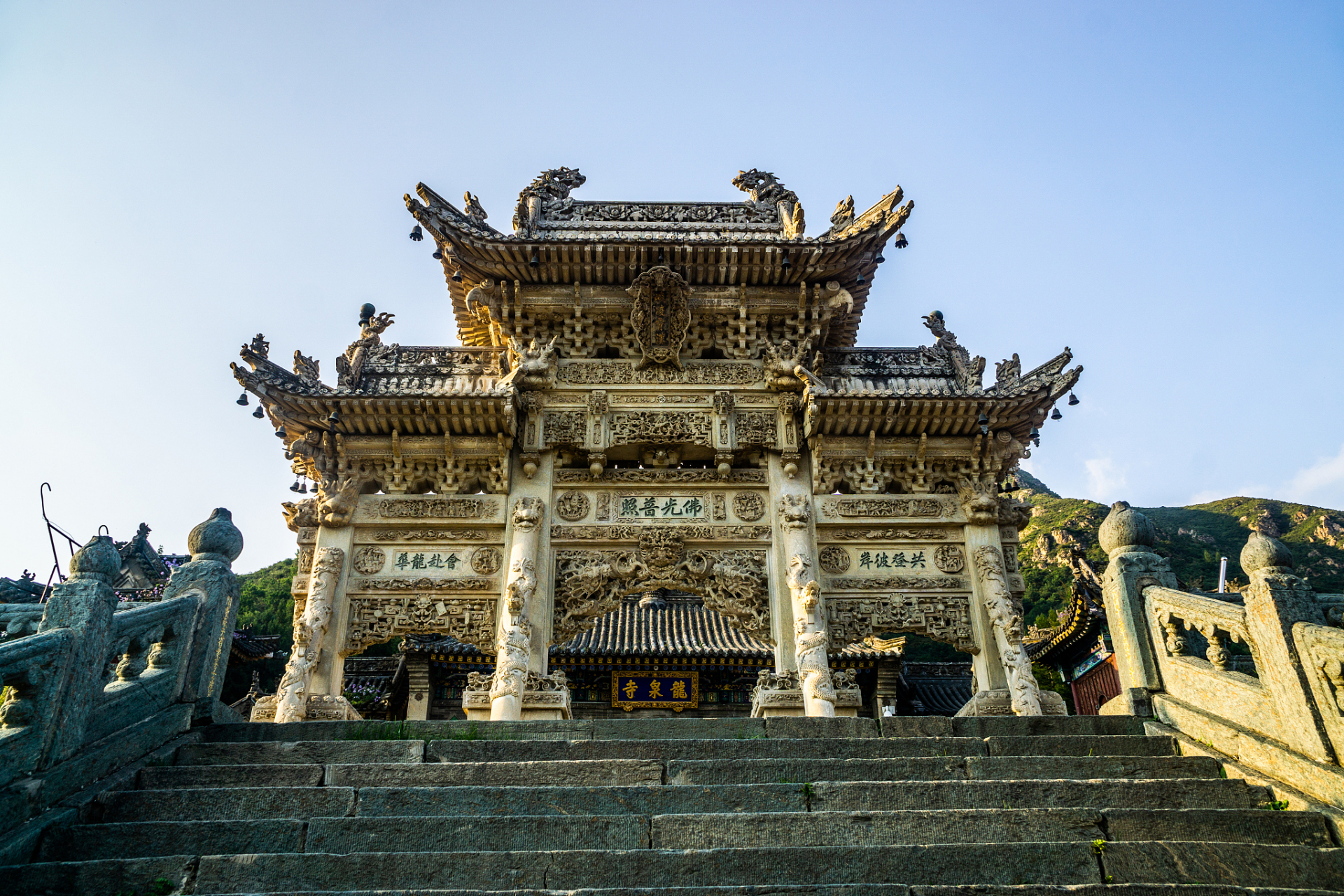 浙江普陀山和安徽九华山并称为四大佛教名山,素有"金五台,银峨眉,铜