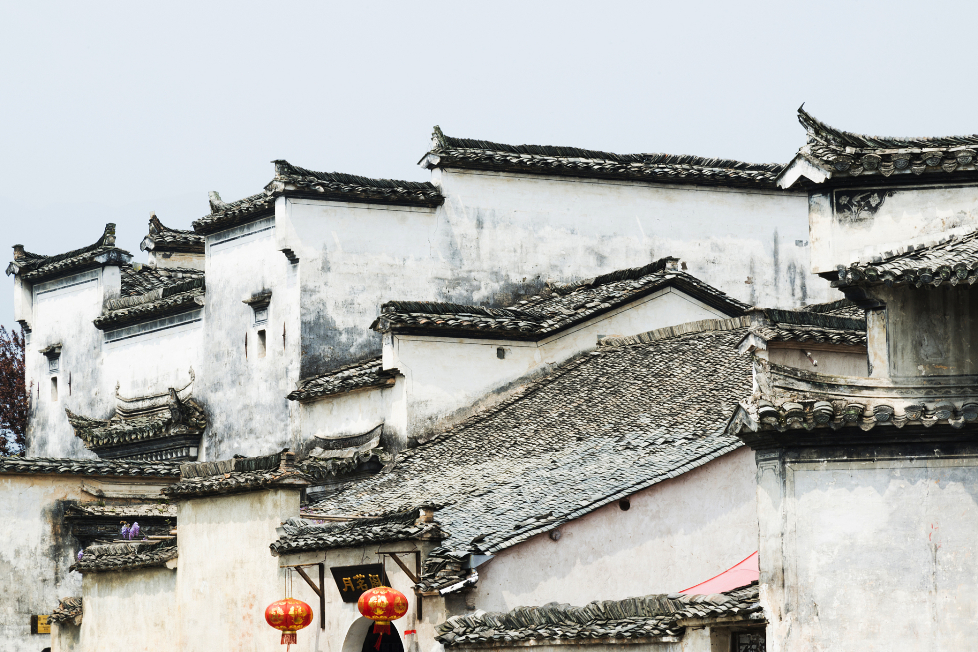 西递古镇位于安徽省黄山市,是中国南方著名的古建筑群之一,也是中国