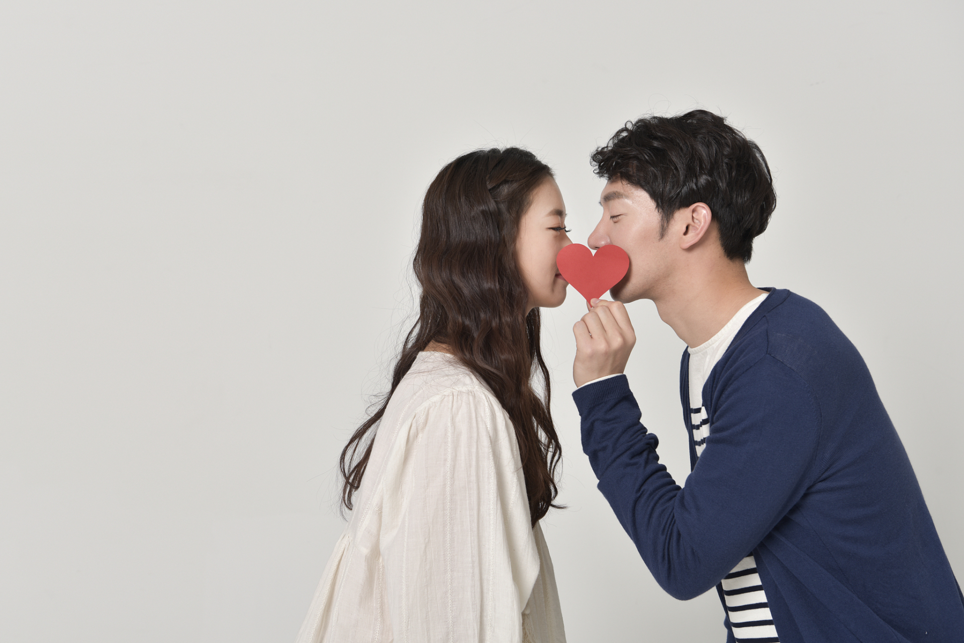 昨天的天气有点阴沉,乌云密布,似乎要下雨.