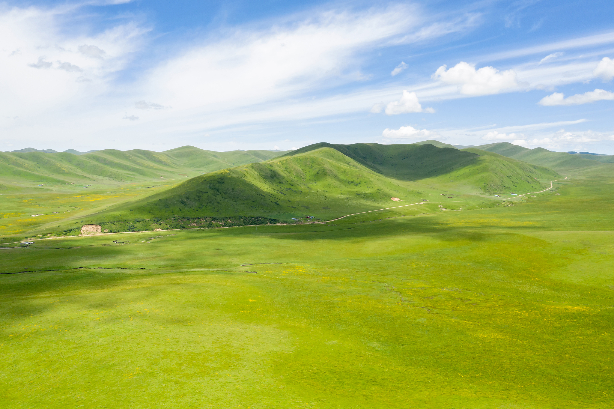 美丽伊犁,喀拉峻大草原:草原风光与湖泊交相辉映