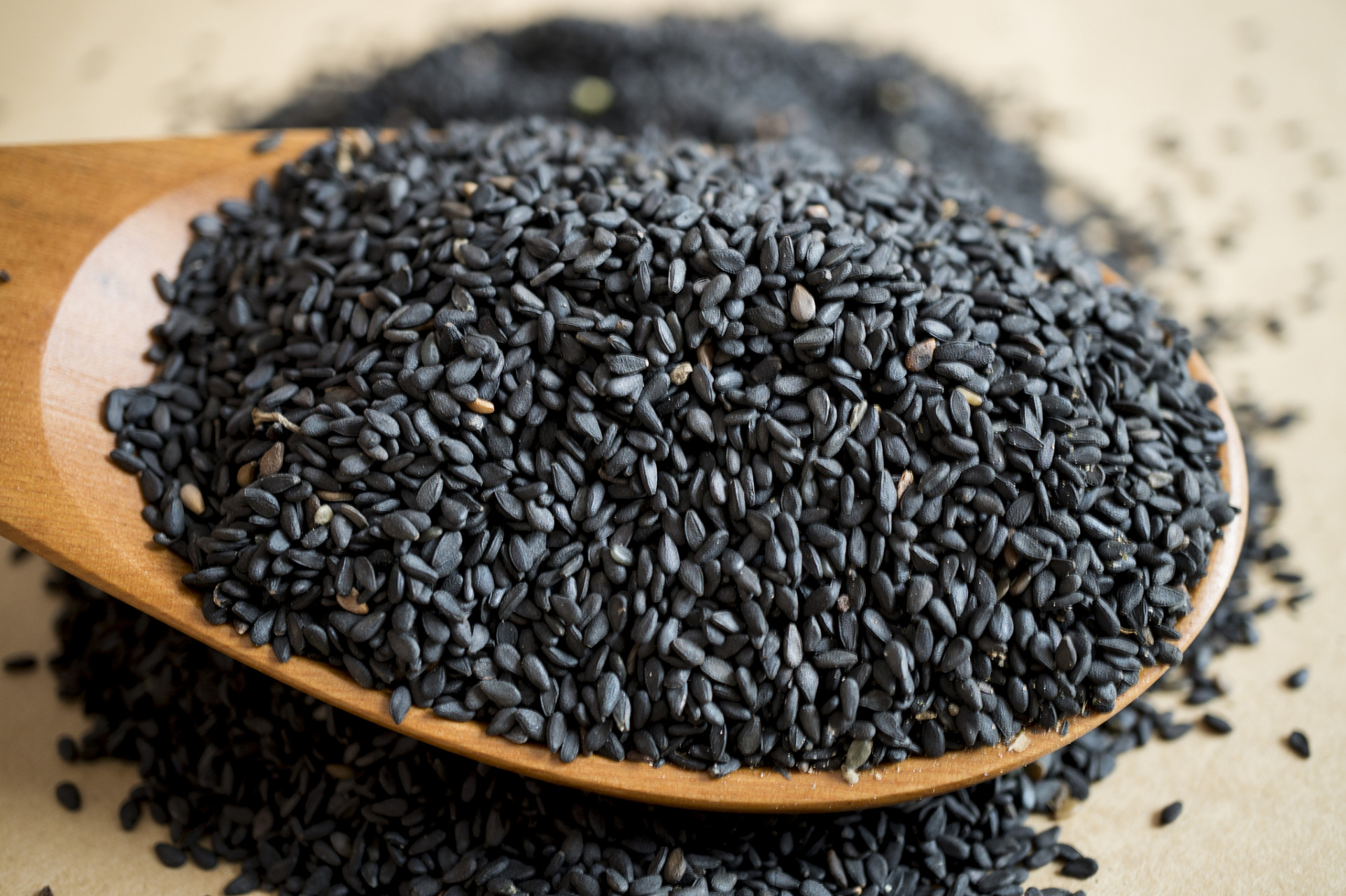 近年来掀起了黑色食品热,紫菜,木耳,乌鸡等黑色食品引起人们的重视,究