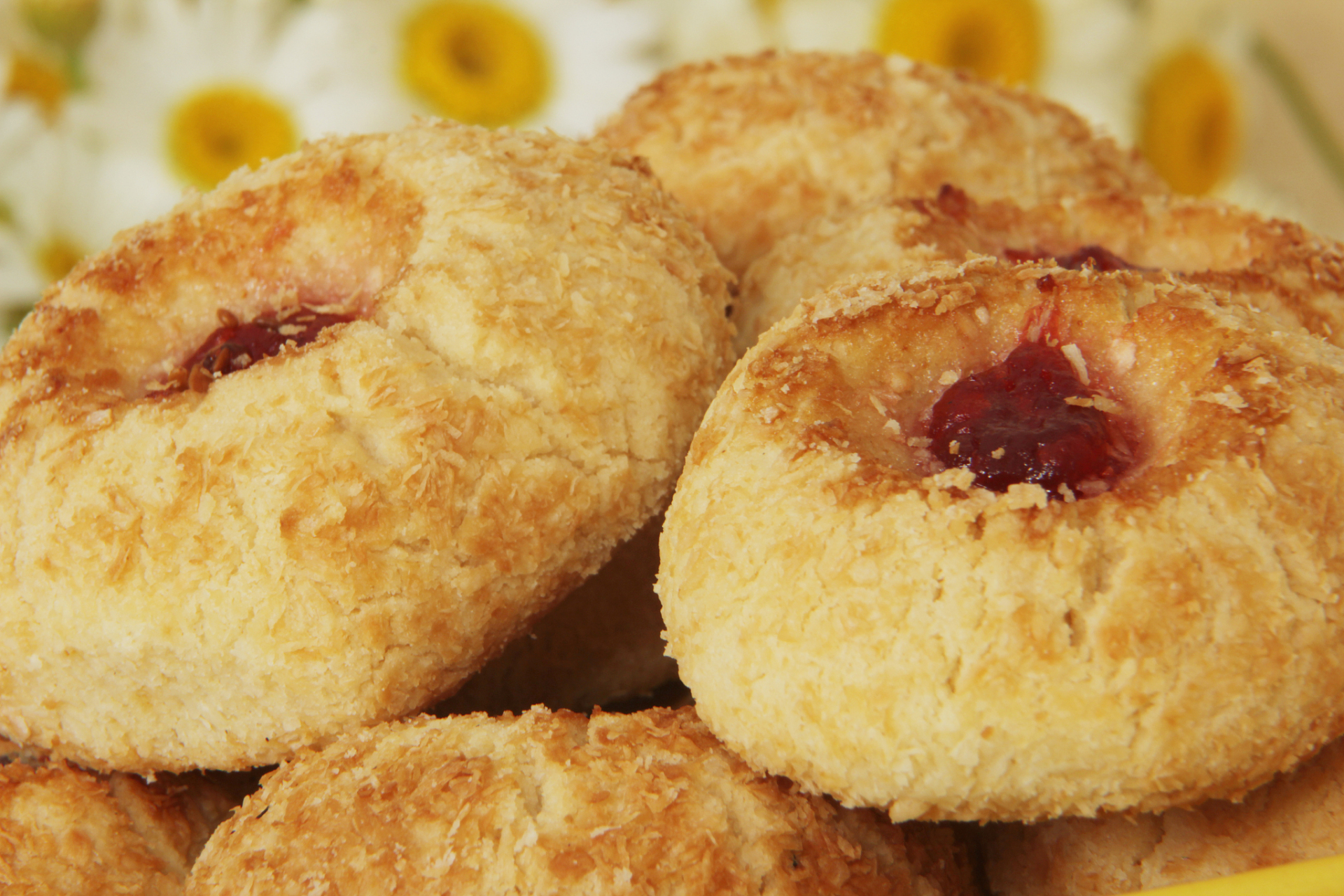 美味红枣饼是一种传统的中式糕点,以红枣为主要原料,口感香甜,营养