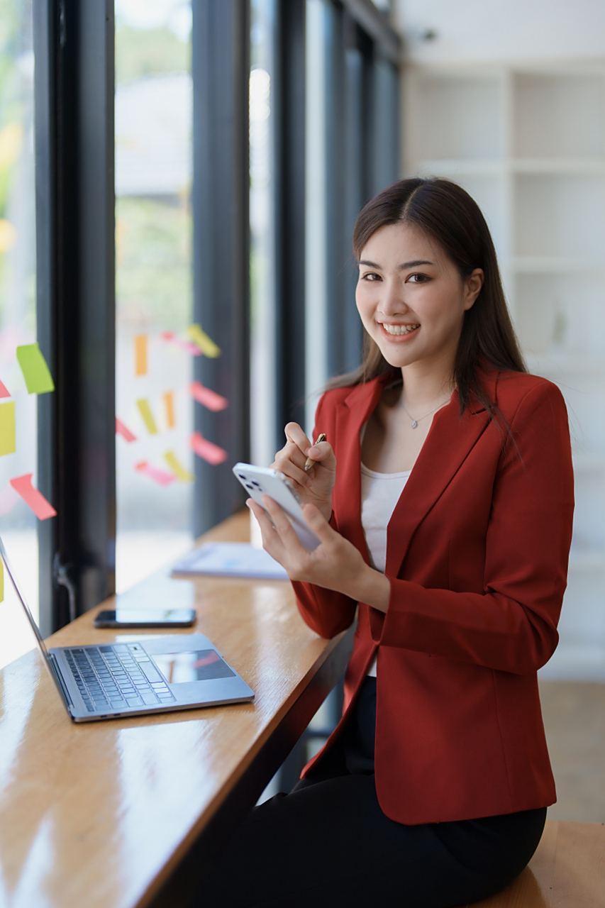 从实习生到合伙人:一位职场女性的奋斗故事  在这个快节奏的时代,职场