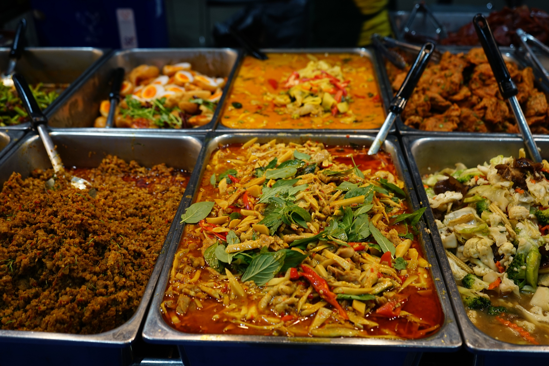 大姐卖10元盒饭35道菜随便吃!