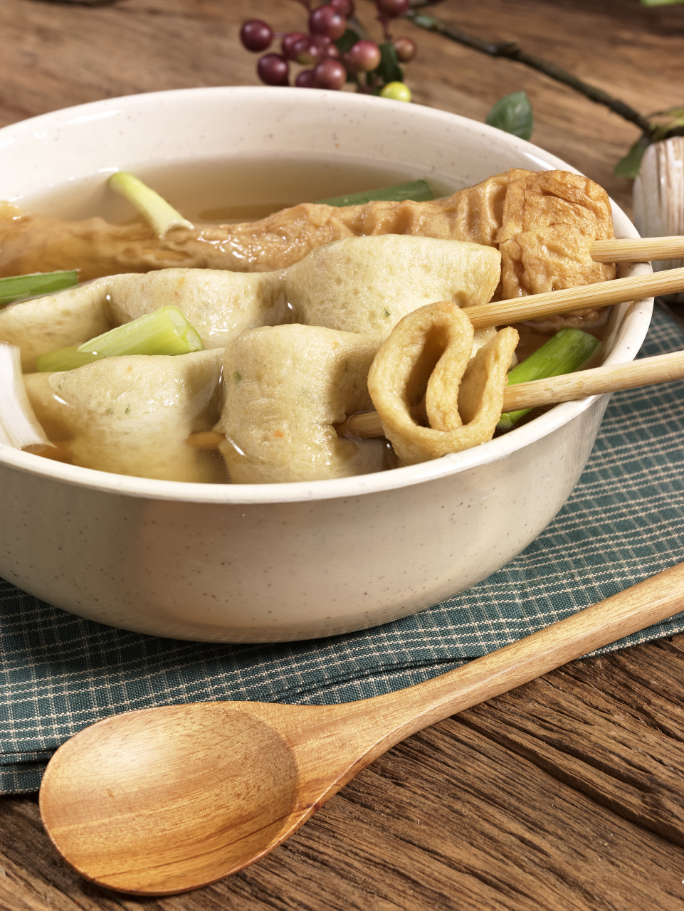 鸡汤豆腐串是吉林的特色小吃,材料就是鸡骨架和干豆腐,也有些地方叫