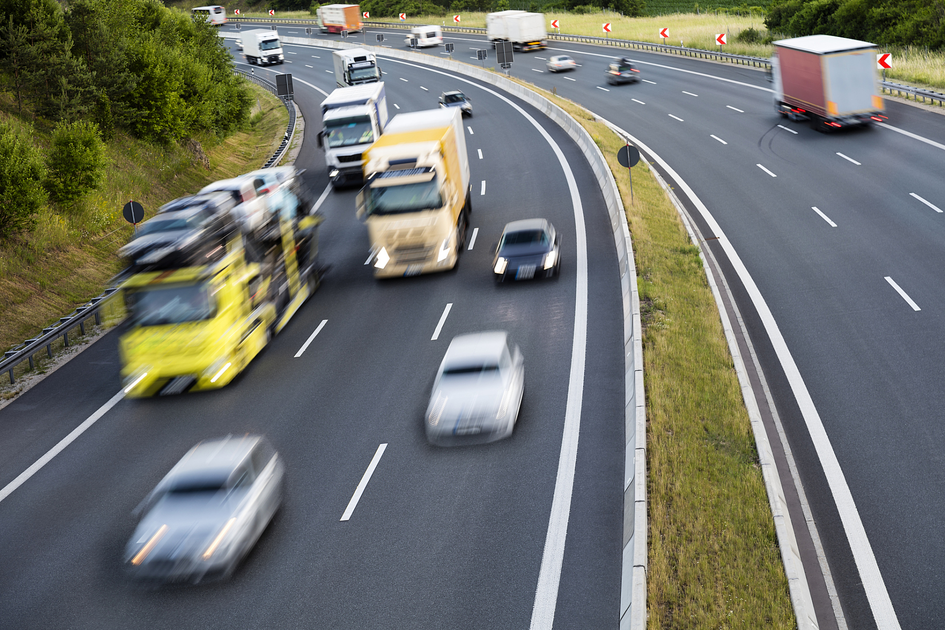不知大家有没有发现,高速路车流中来回穿梭的永远都是奔驰或宝马车,不