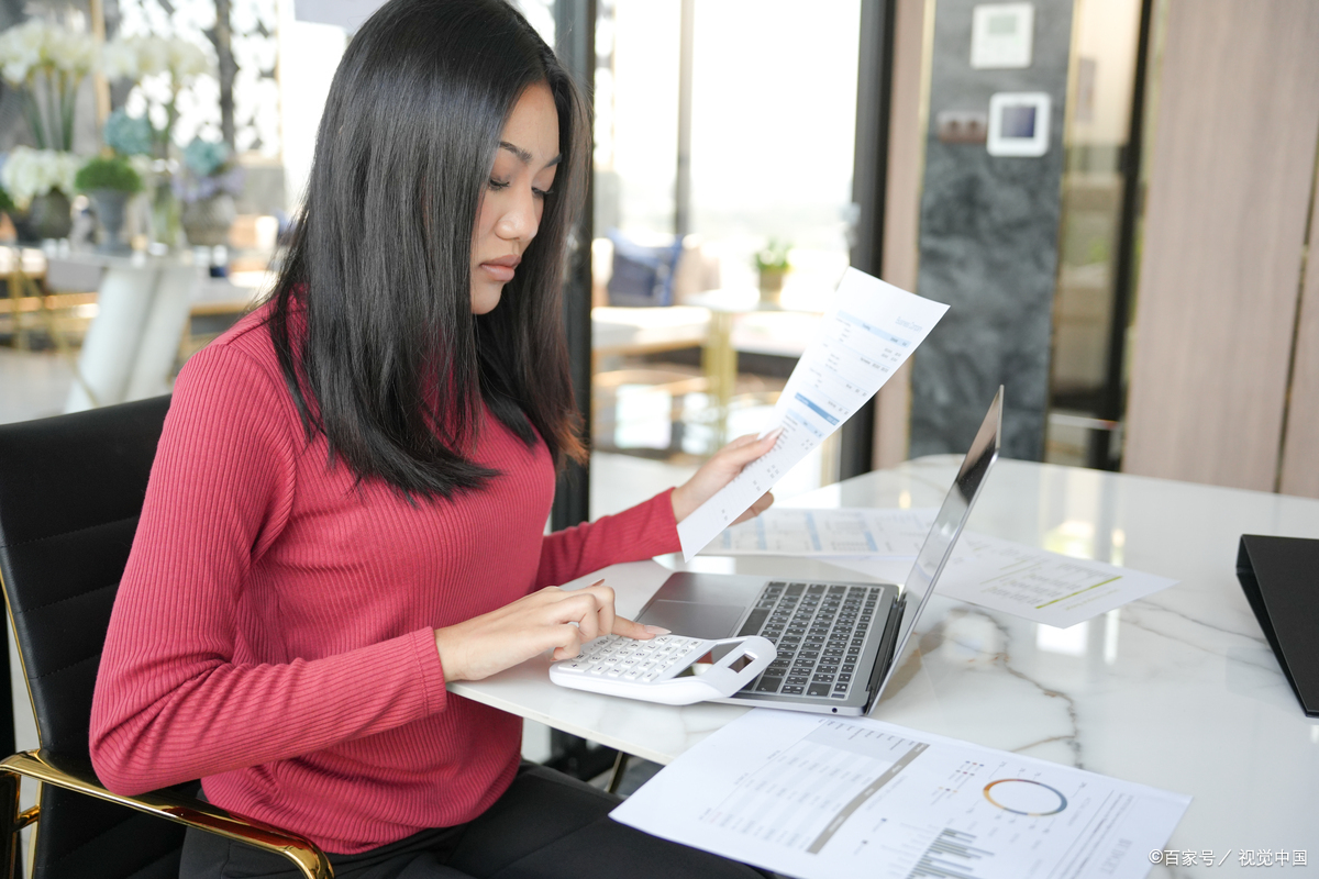 同事,我们在一起工作有三年的时间,后来她跳槽到了一家建筑企业干会计