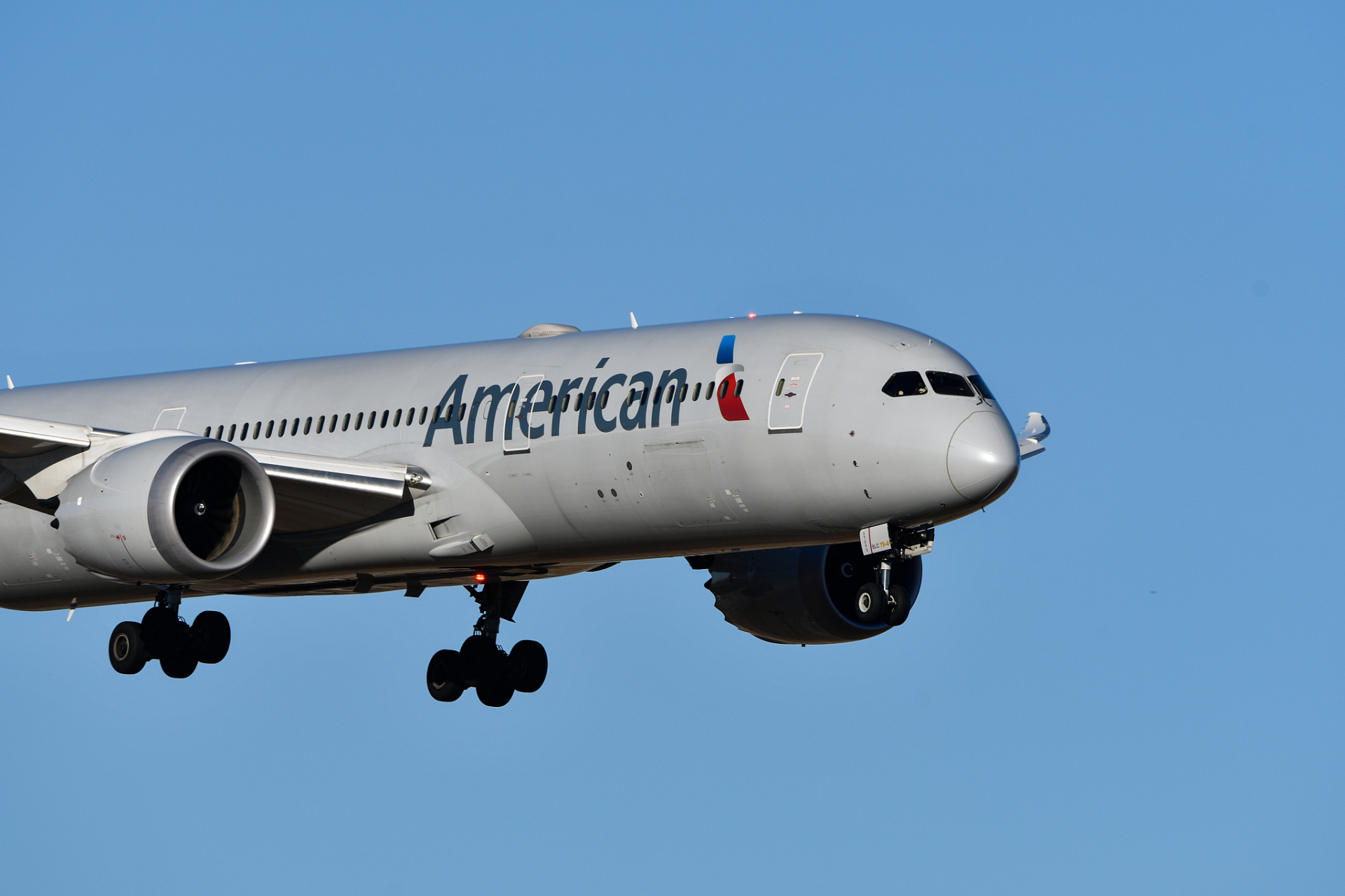 摩根大通:"美国航空到 2025 年底将其总债务减少150亿美元的目标现在