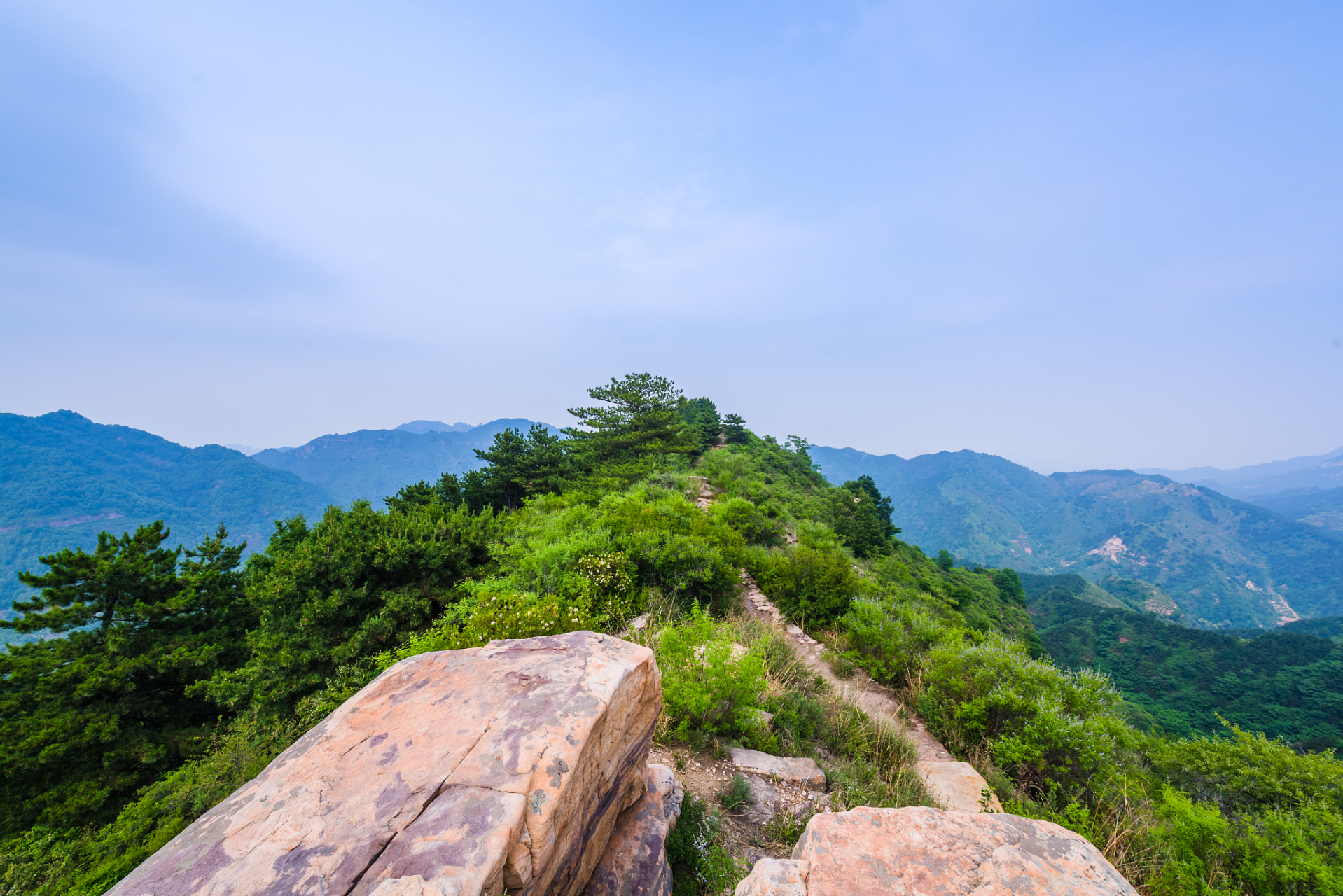 八仙山是天津市蓟县一处著名的自然风景区,以其壮丽的森林景观和陡峭