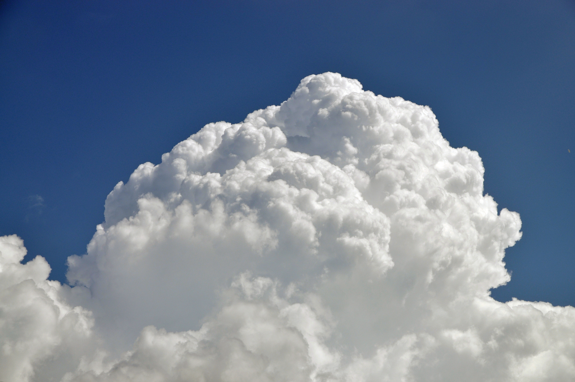 一朵云可以有多重 看似飘逸的云朵,真实重量却超乎你想象  在夏天,总