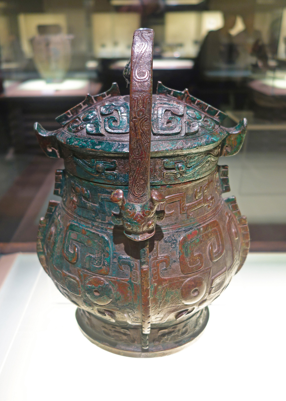 象征尊贵和权力,如宝鸡市青铜器博物馆的"何尊";也指现代北京中信大厦