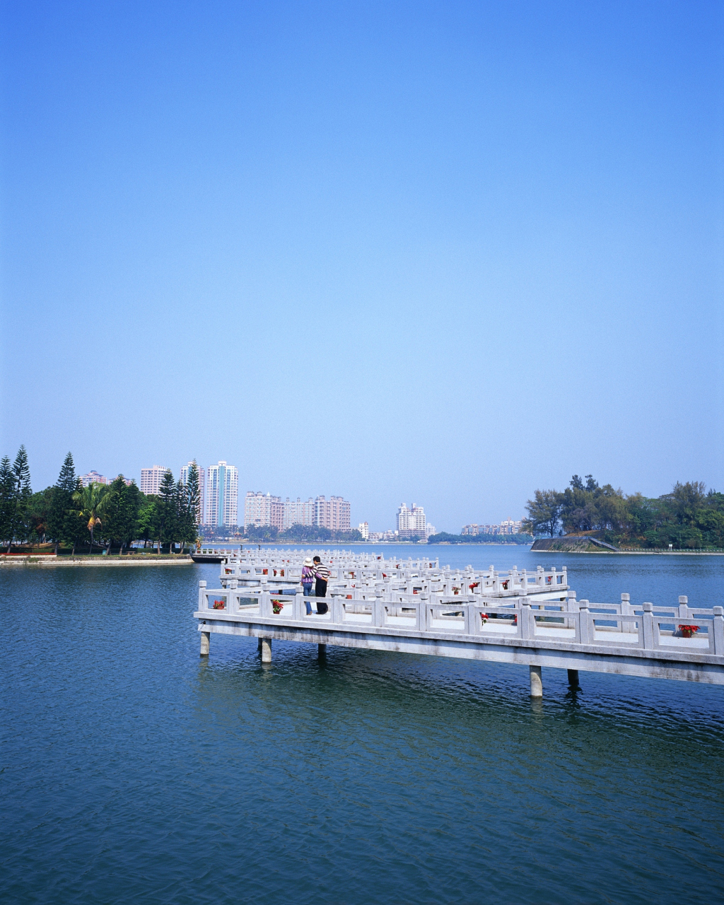 汕头市西堤公园是一座位于广东省汕头市濠江区的公园,我在那里度过了