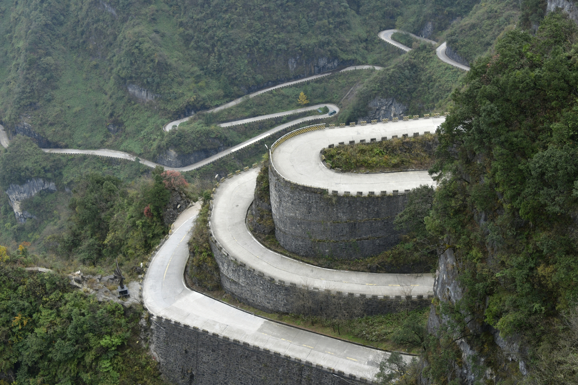 天门山盘山公路图片图片