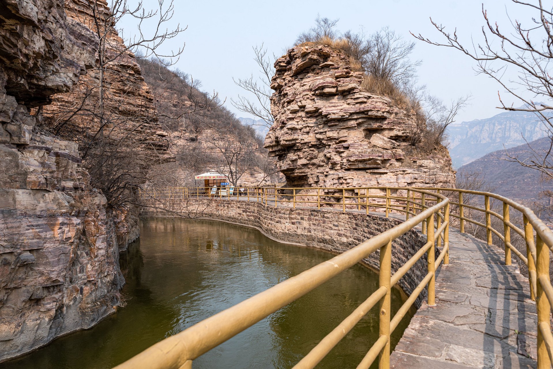河南林州的5a级红旗渠风景区,开凿10年削平1250座山头,被誉为"世界第