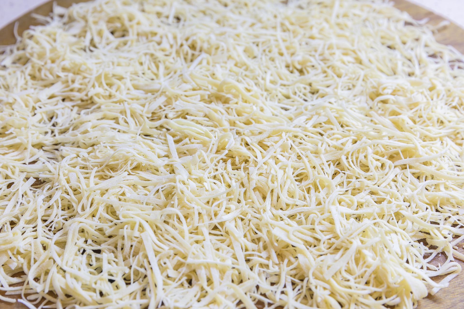 藁城宫面是以精粉,精油,精盐为原料,经独特工艺而制成,条细空心,油亮