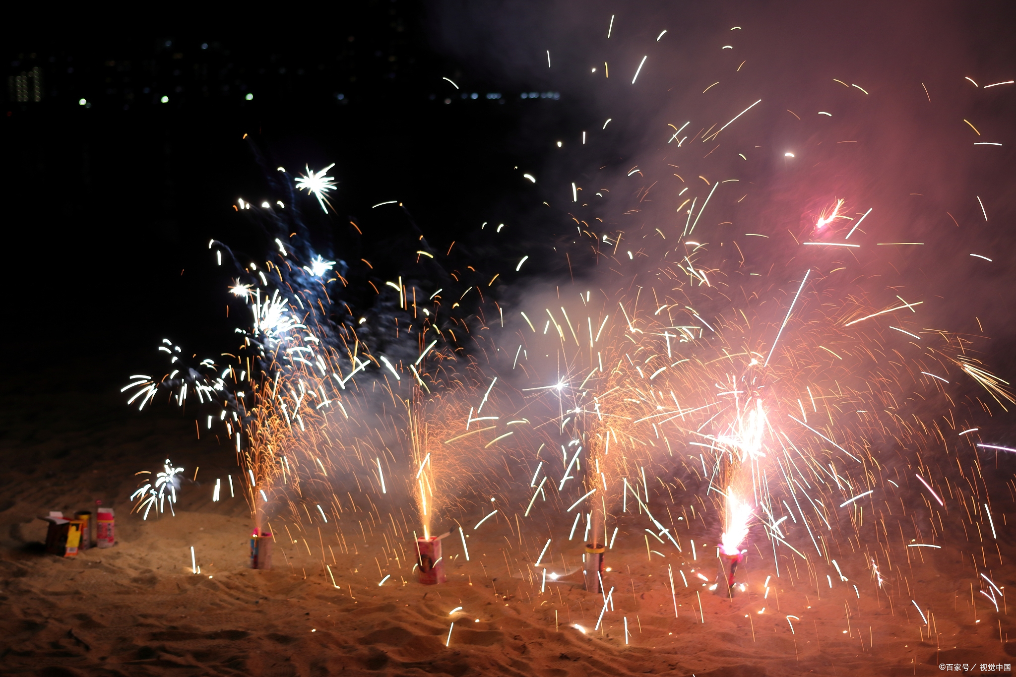 放烟花能解禁,当然很多人都高兴,春节与烟花互相成就,本是国人难解的