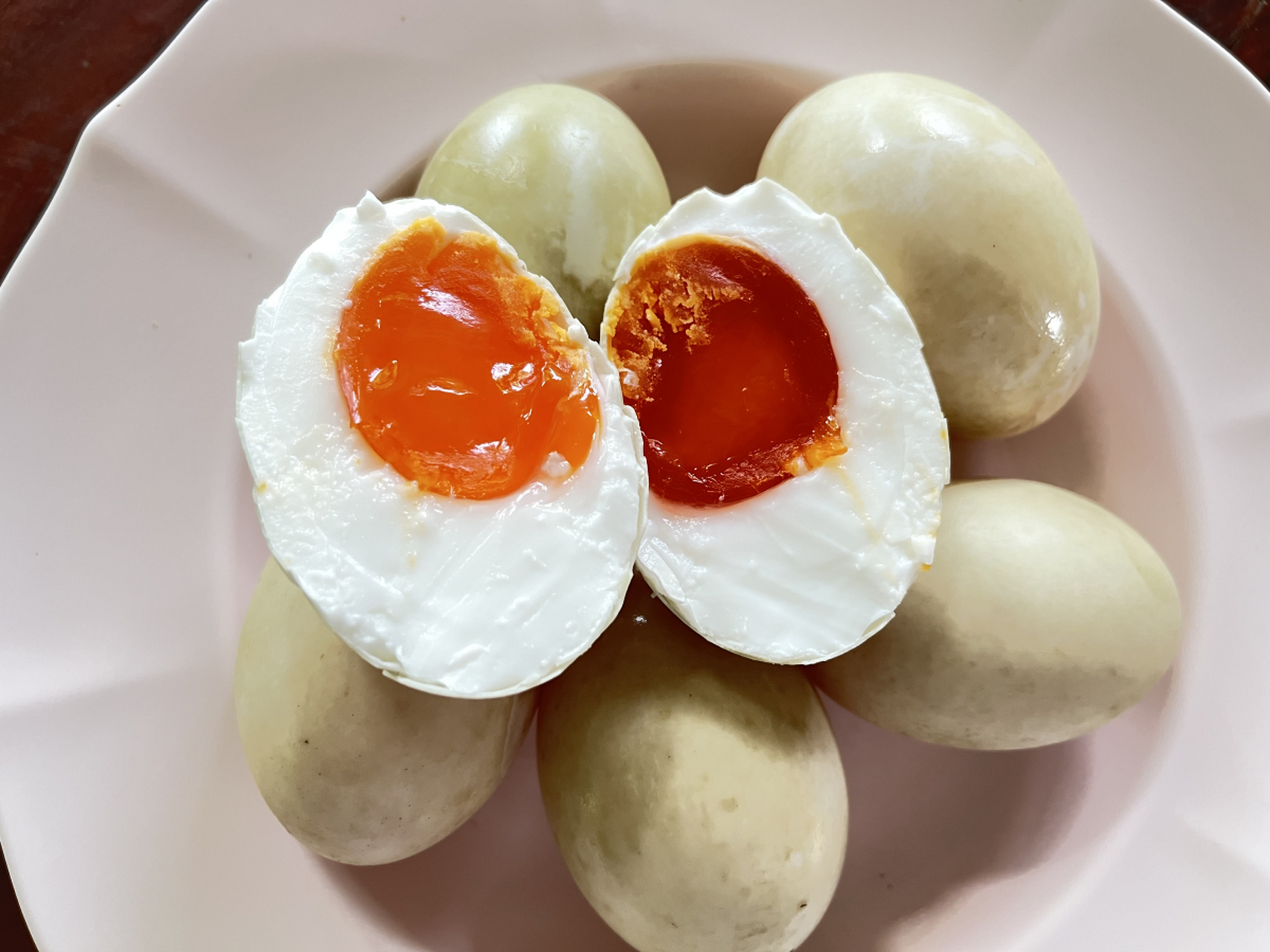 出油七天的腌制咸鸡蛋方法需要准备新鲜鸡蛋,食盐等调料,将鸡蛋煮沸后