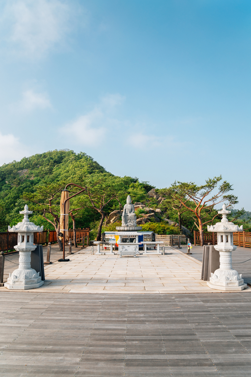 龙口南山旅游景区位于烟台龙口镇,是一个充满历史文化和自然美景的
