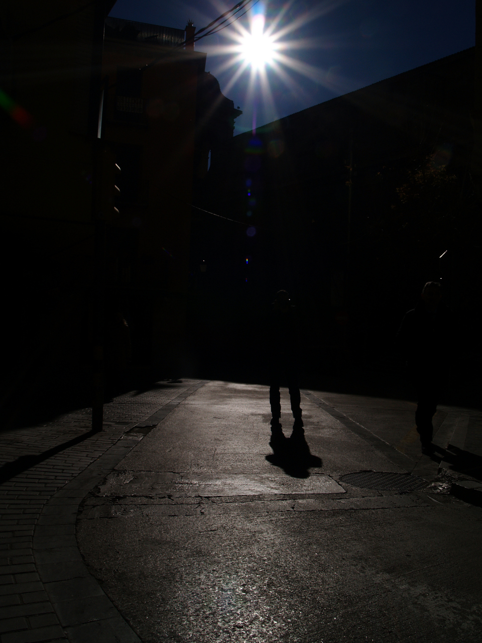 如果拍摄的照片太暗,你可以用图像编辑软件photoshop进行后期处理