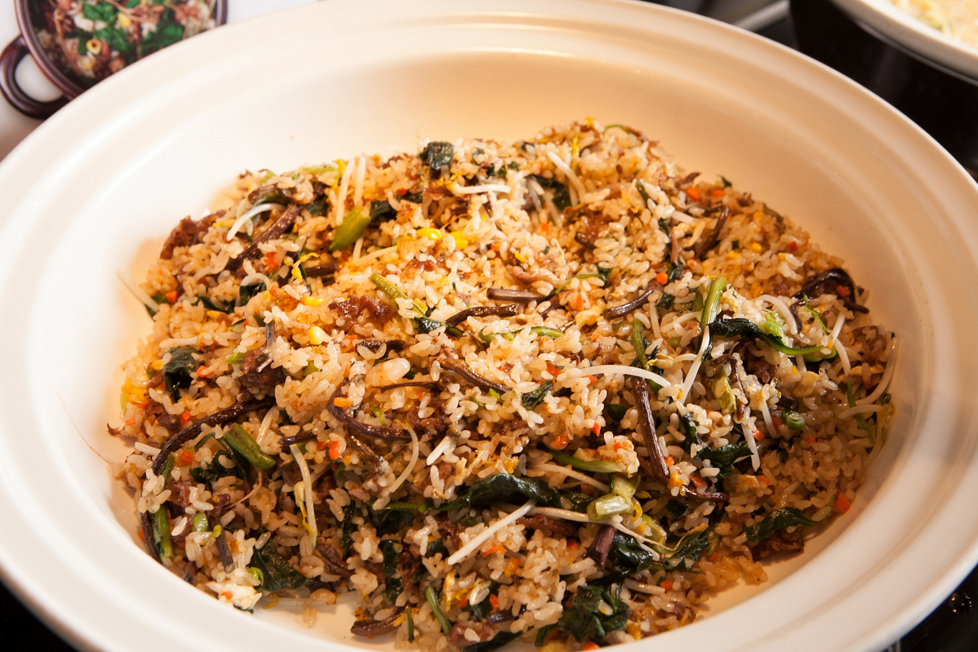 家常菜美食教程# #晒出今天的好天气# 以下是一份酸菜牛肉炒饭的简易
