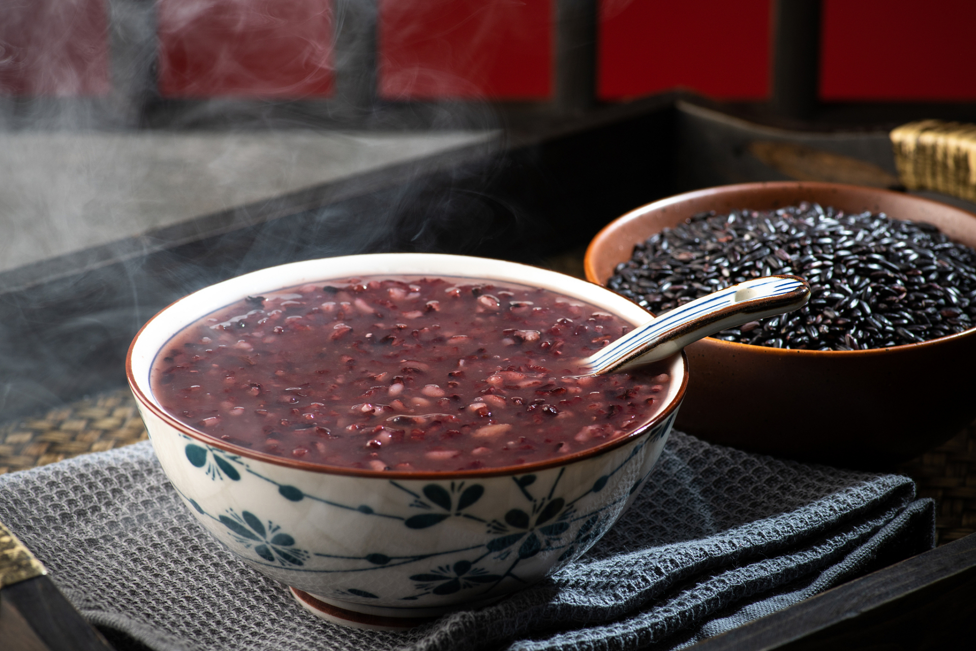 黑豆粥:黑豆,黄精,大米,煮烂食之  2