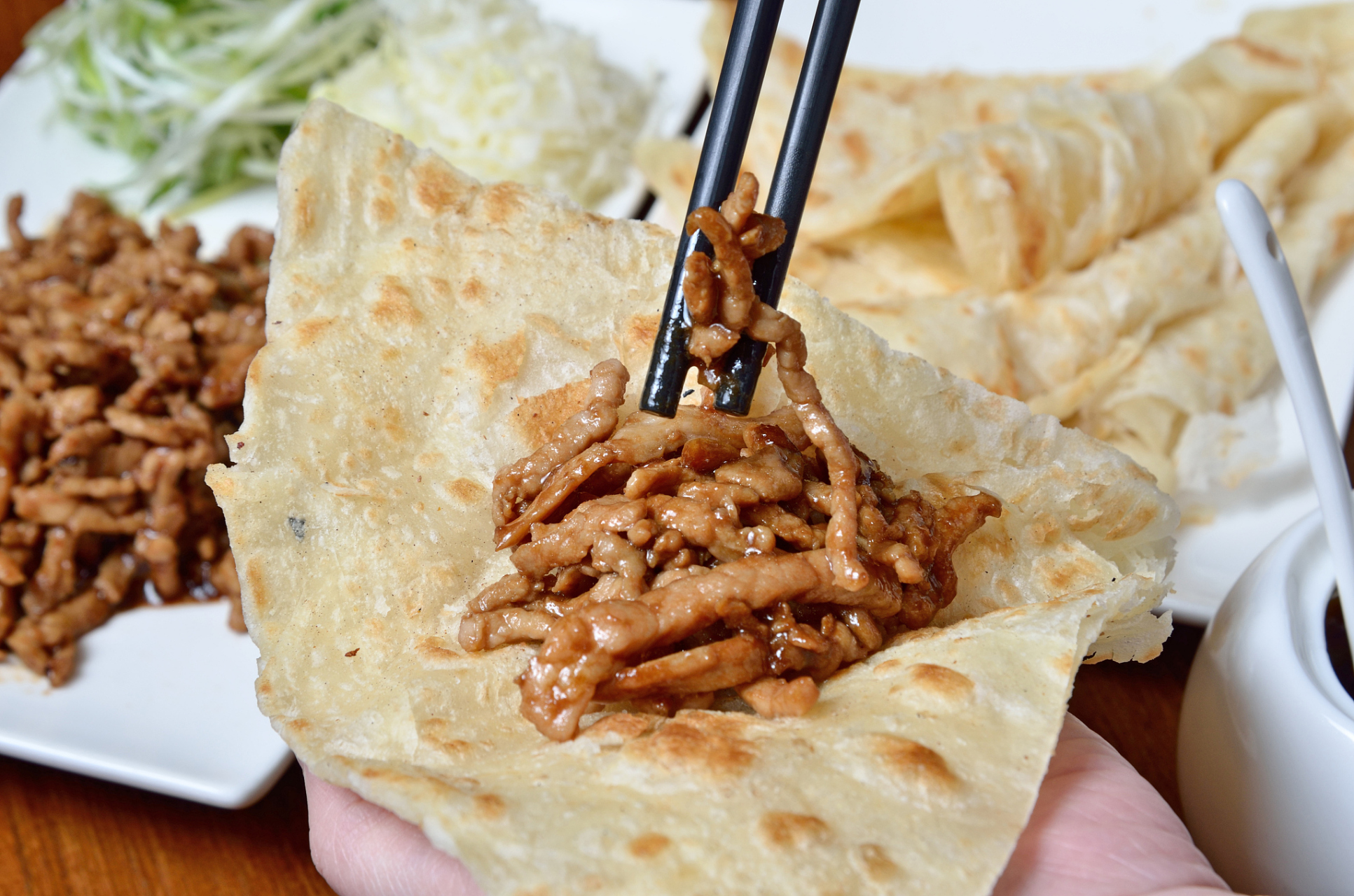 长春熏肉大饼是长春一家享有百年商誉的老字号"李连贵熏肉大饼"招牌