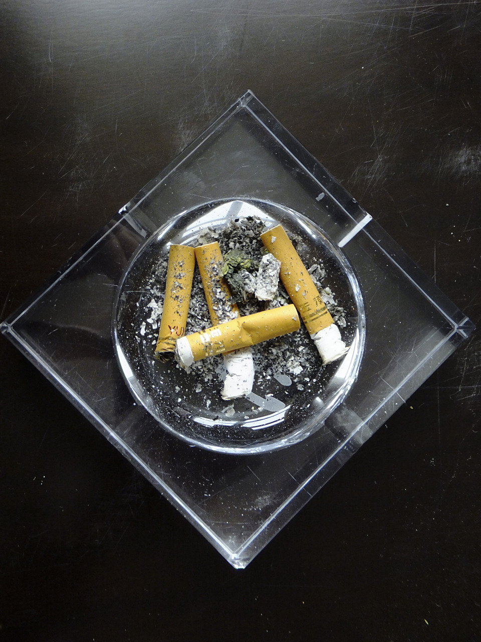 我不抽烟.  但是床边会常备一个烟灰缸.