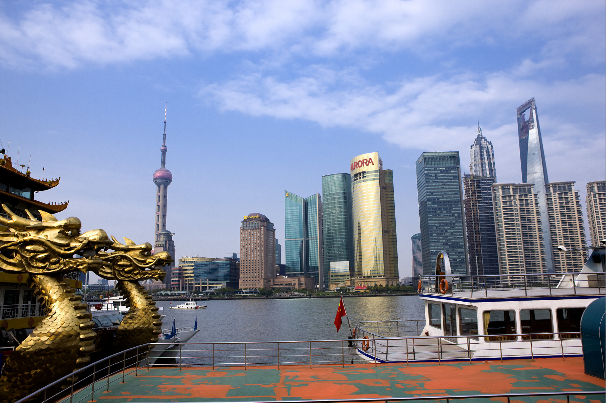 【上海旅游必去十大景点排名】 上海作为我国的一线城市,拥有着丰富的