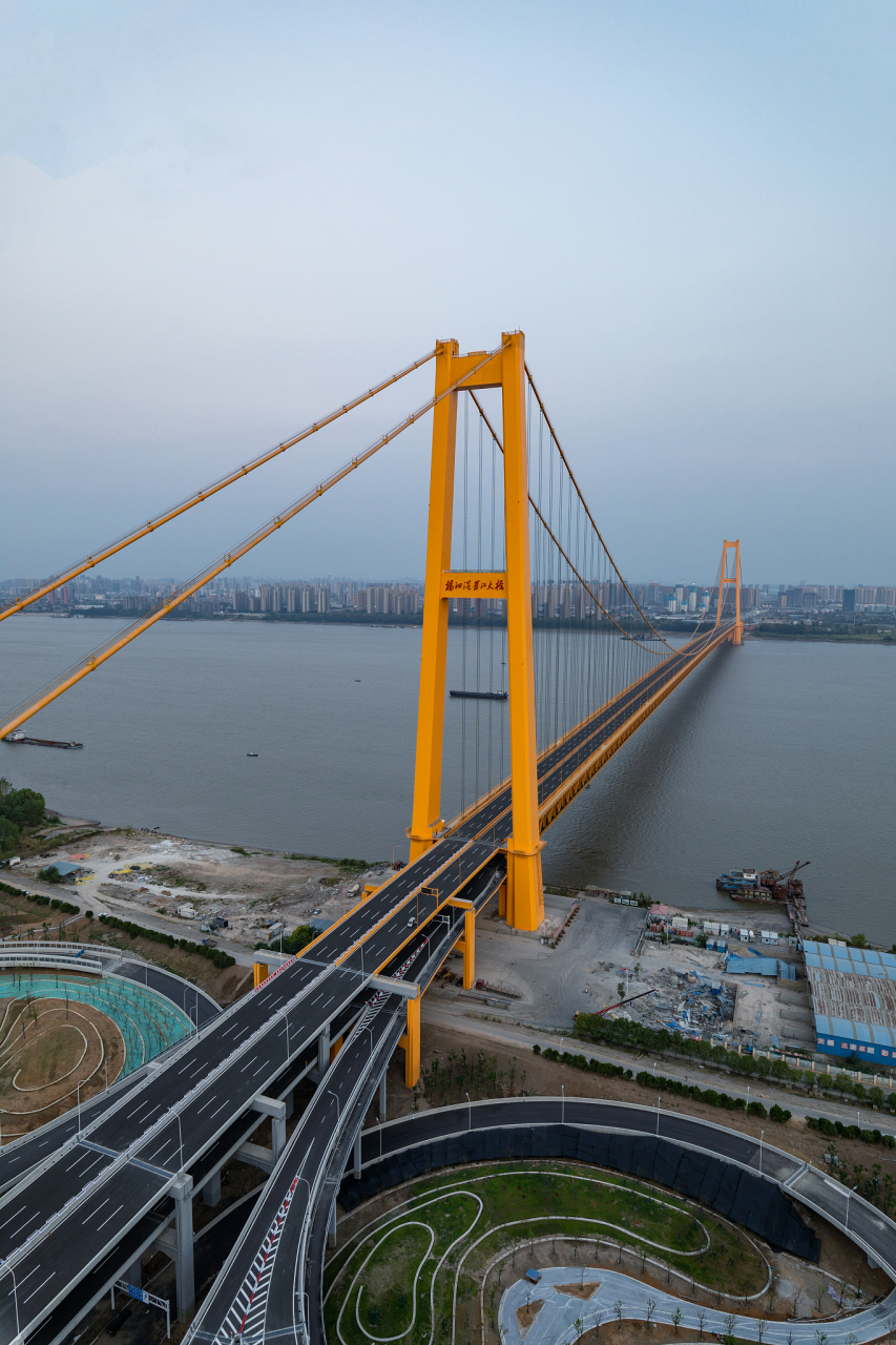 杨泗港大桥南岸桥头公园是一个美丽而安静的公园,位于武汉市武昌区