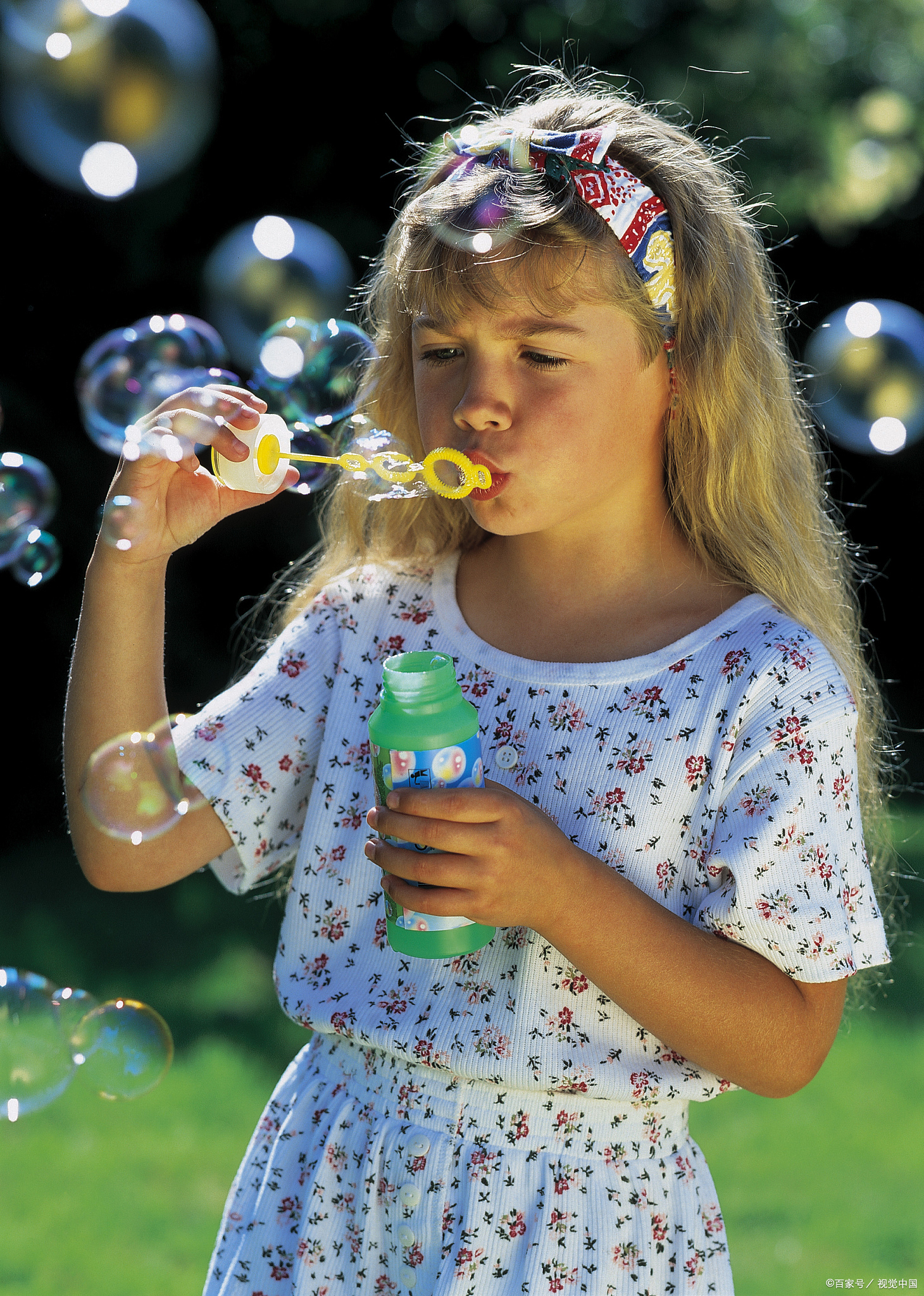 选了一个空旷的草地,铺上了野餐垫,准备好了各种颜色的泡泡水