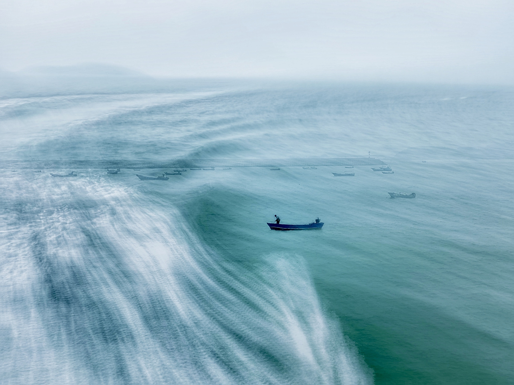 生活,这艘航行在风浪中的小船,怎么可能始终顺风顺水,一帆风顺呢?