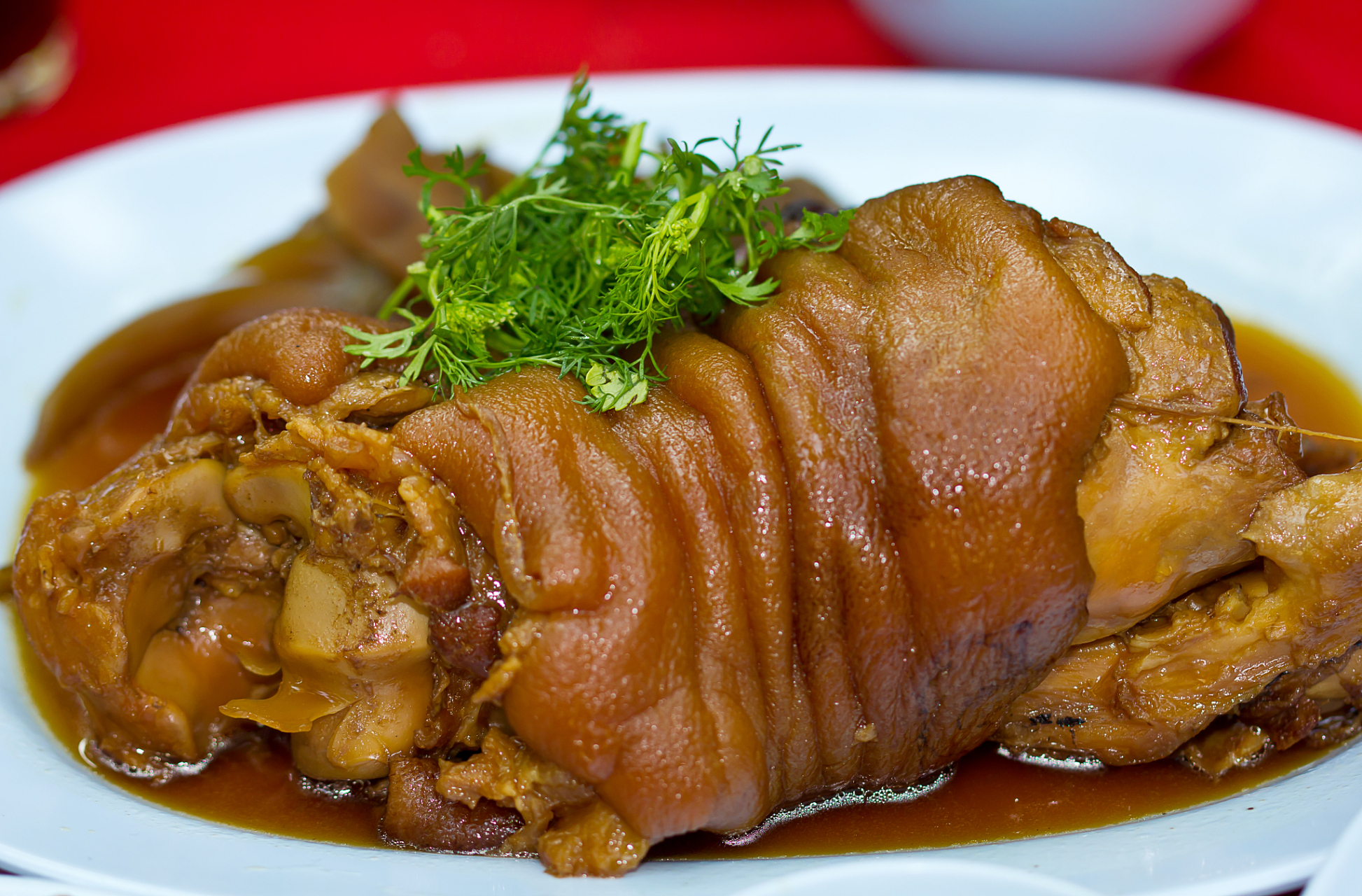 今天要介绍的是蒜泥肘子,一道美味的川菜佳肴!