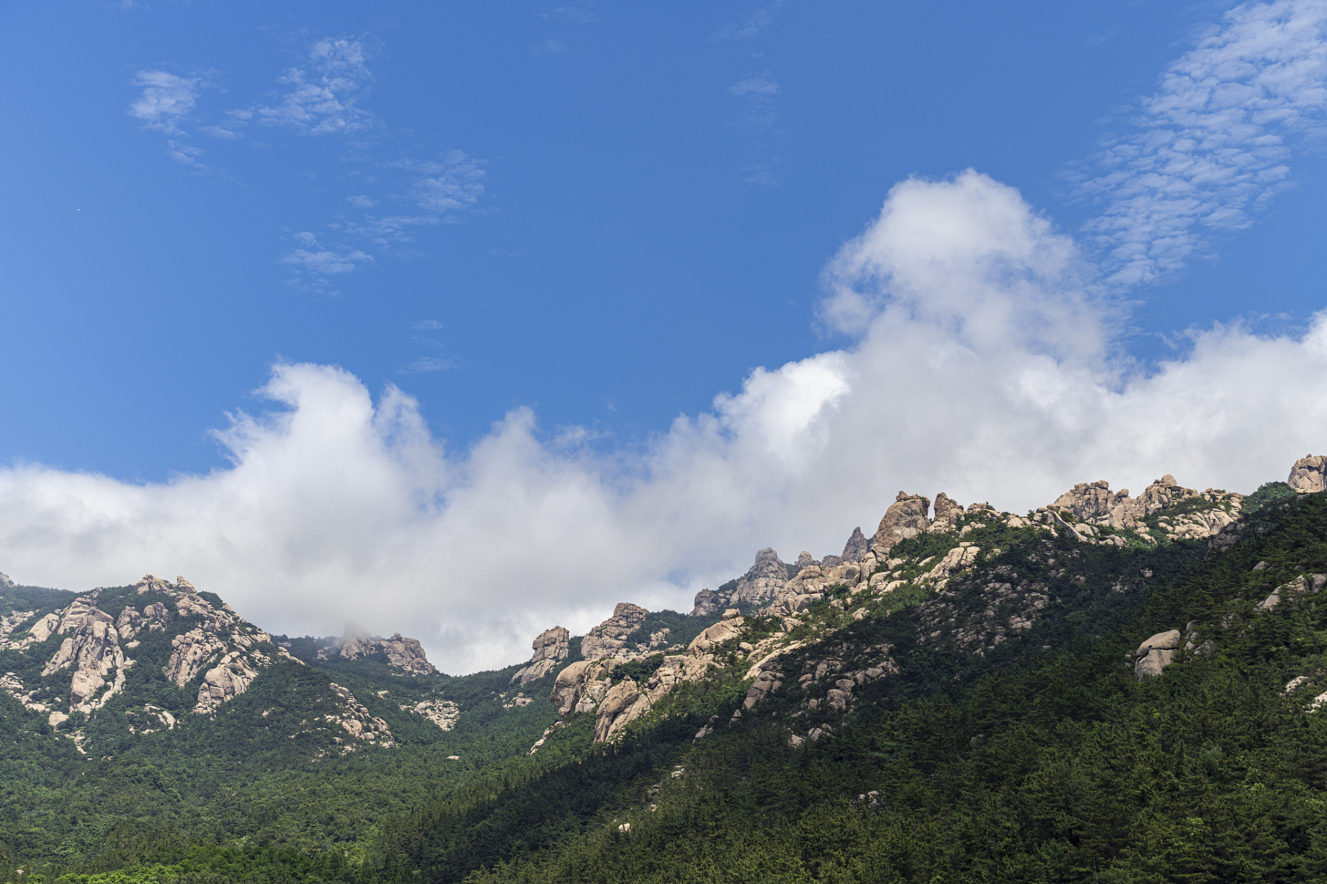 崂山位于山东省青岛市,是黄海与渤海的分界线,山脉横跨两海