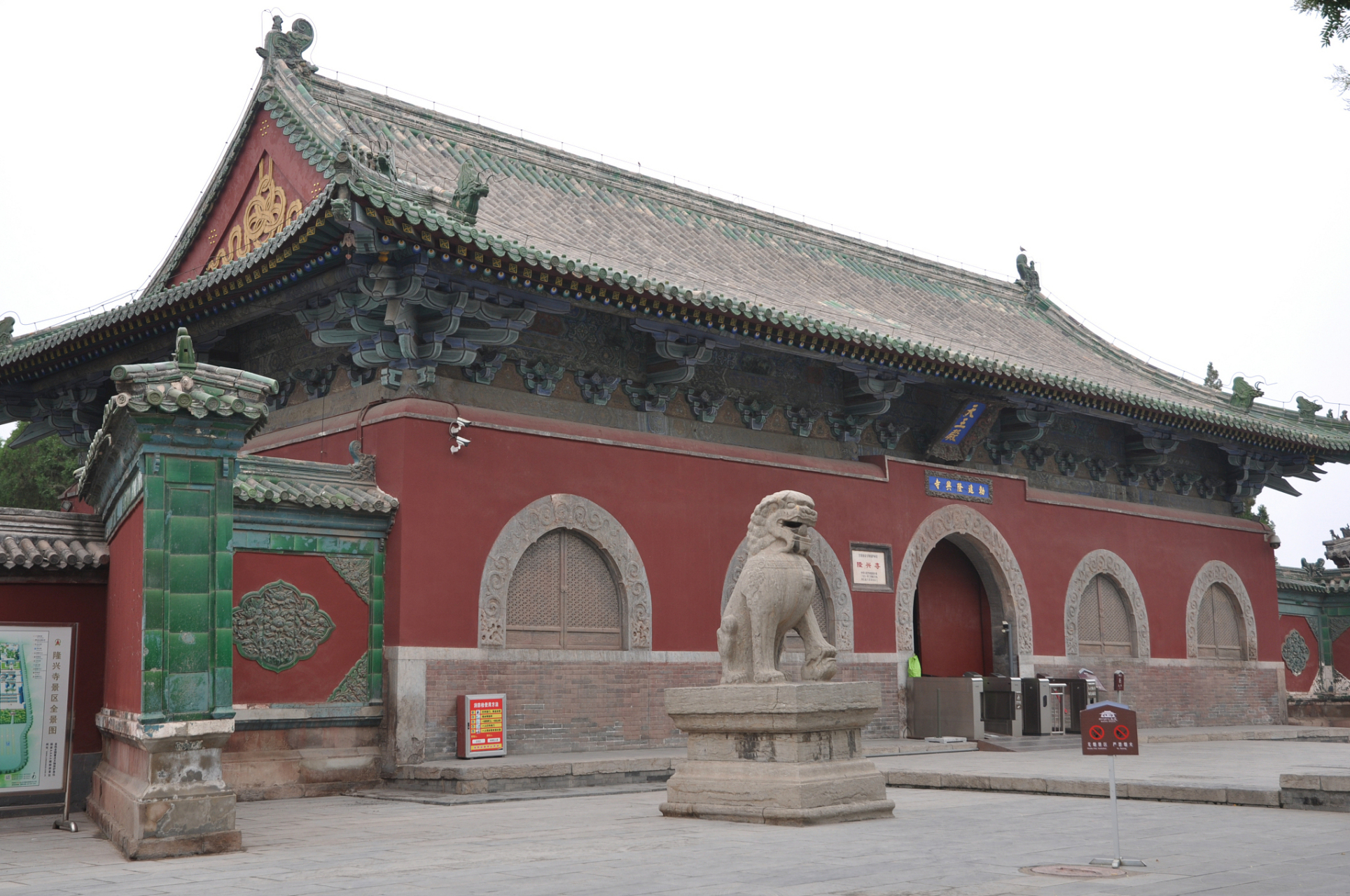 广胜寺位于山西省洪洞县县城东北 17 公里霍山脚下.