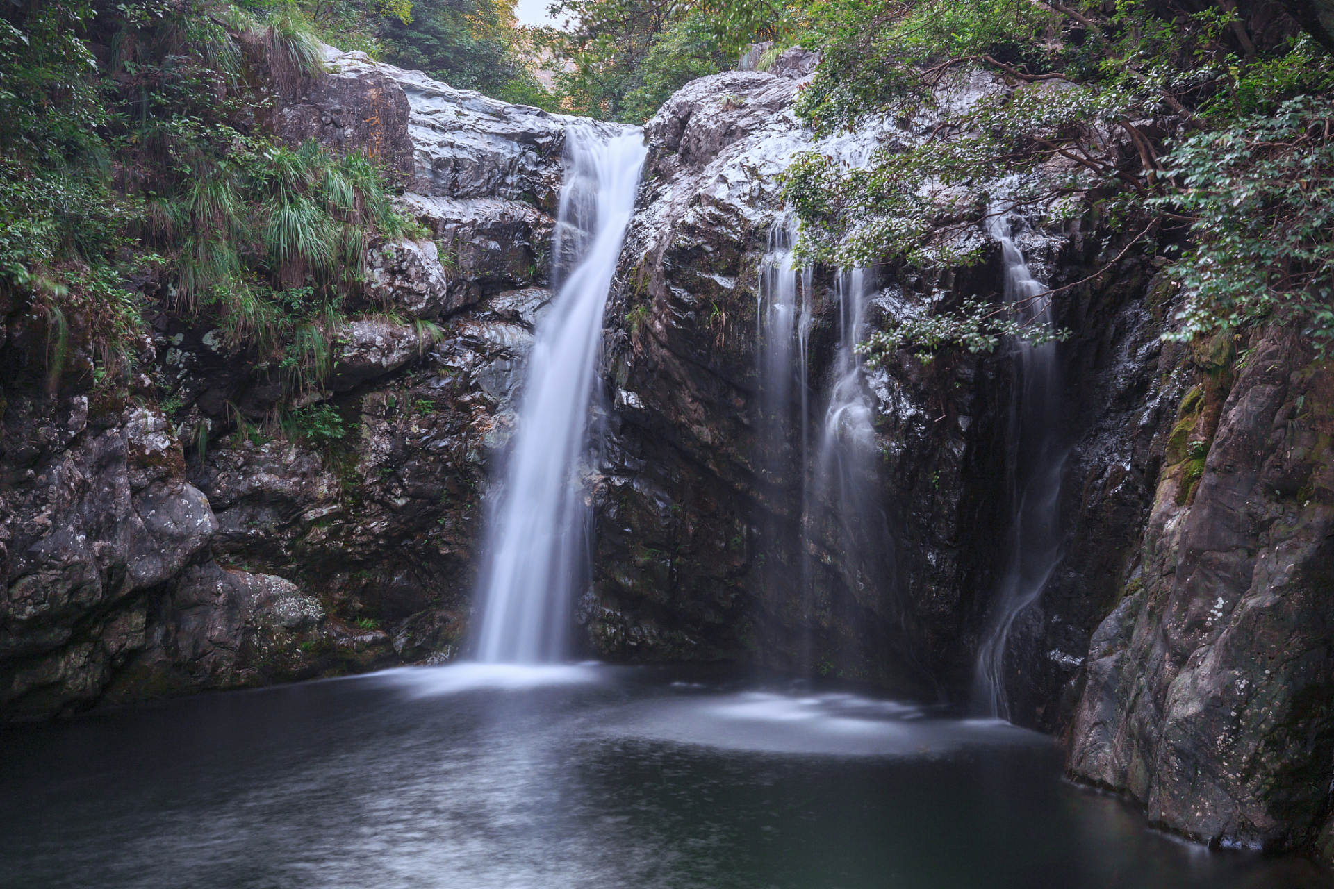 杭州的富阳龙潭瀑布是一个绝佳的目的地.