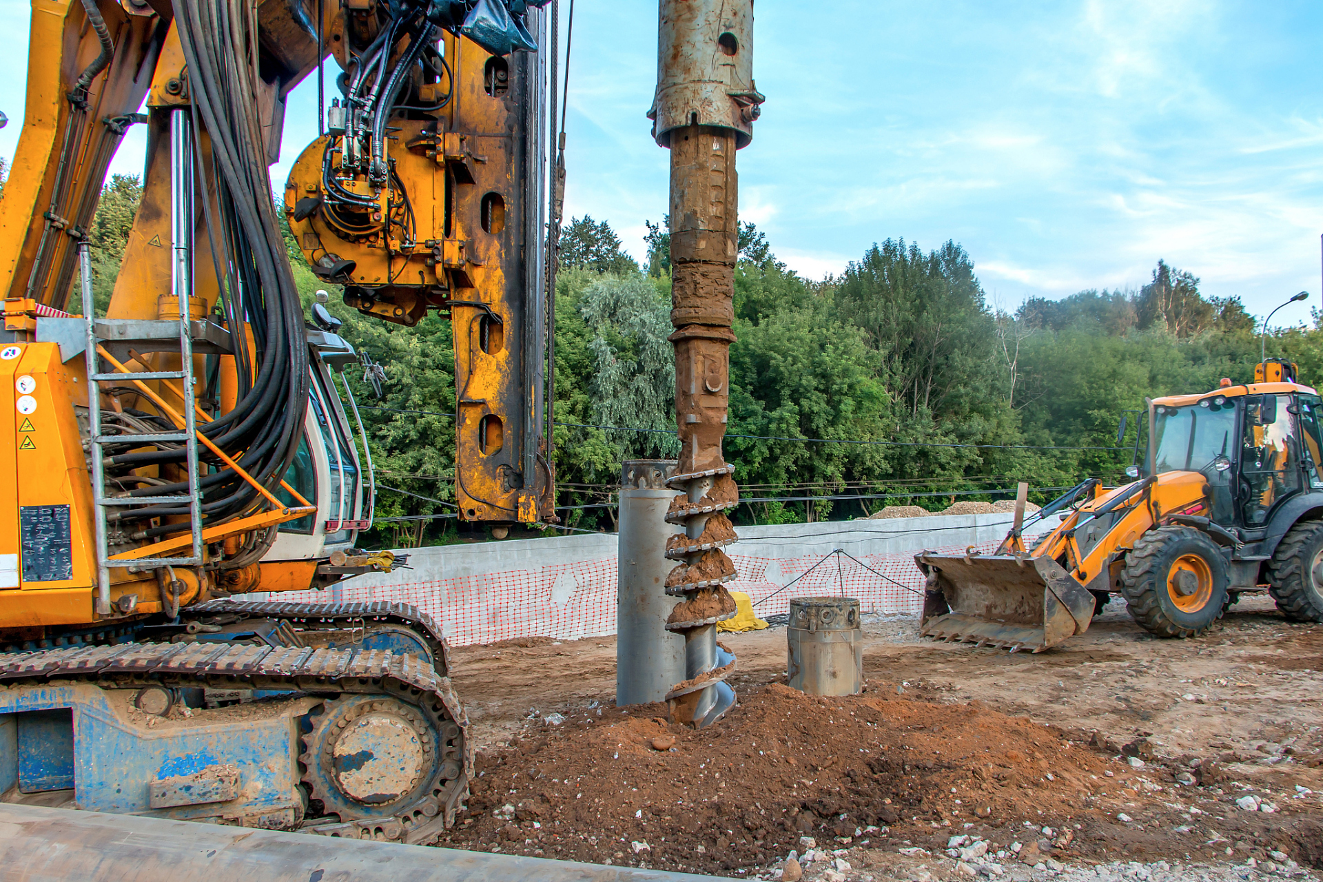 干作业螺旋钻孔成孔灌注桩施工安全技术交底内容: 1.