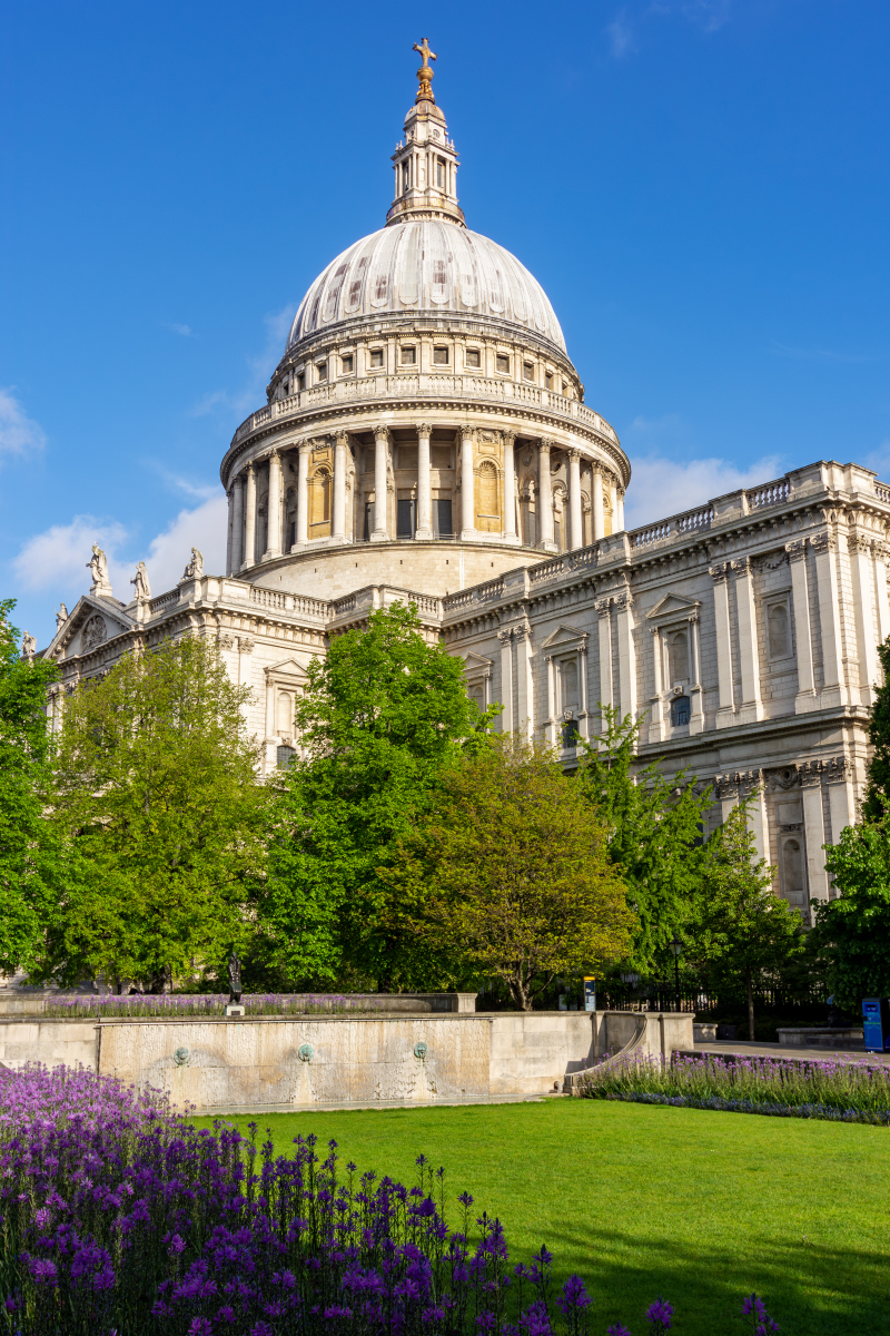 伦敦之心,圣殿级探秘:圣保罗大教堂的奇幻之旅 在英国的心脏地带,伦敦