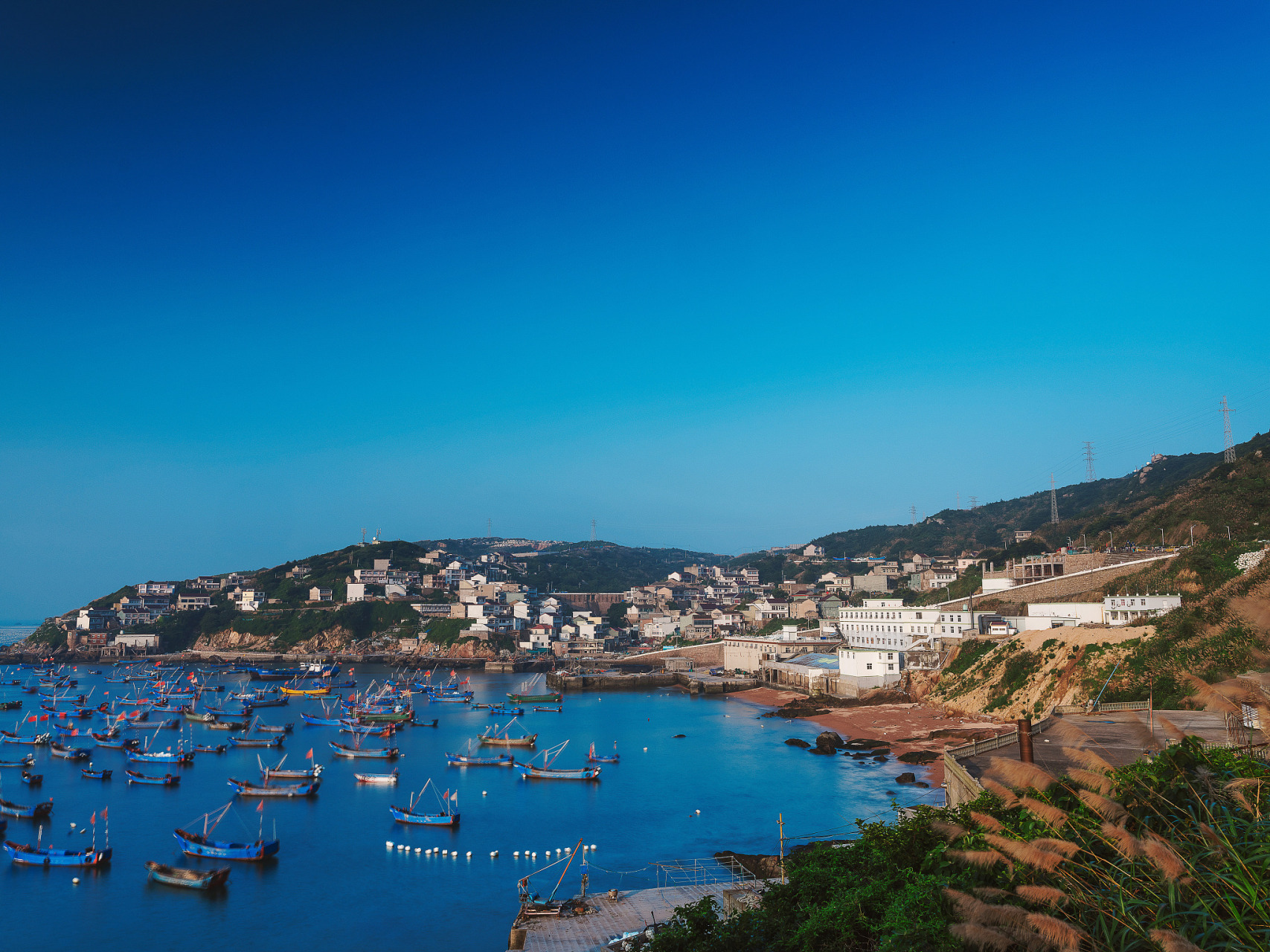 位于嵊泗列岛东部,枸杞岛以它的迷人之美和多样化的活动而闻名.