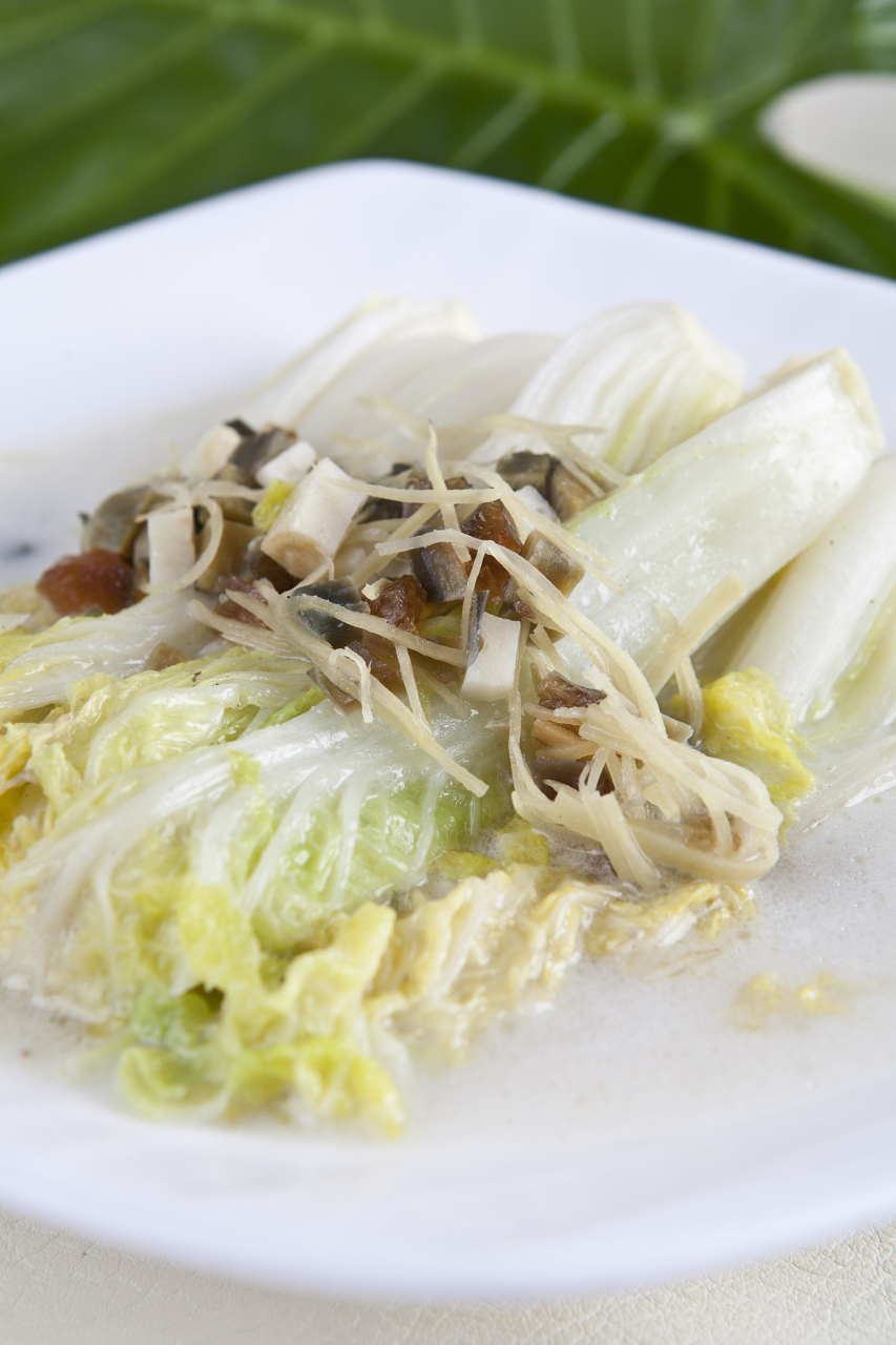 清炒白菜金针菇做法:鲜白菜切块,金针菇洗净撕段,蒜姜切末.