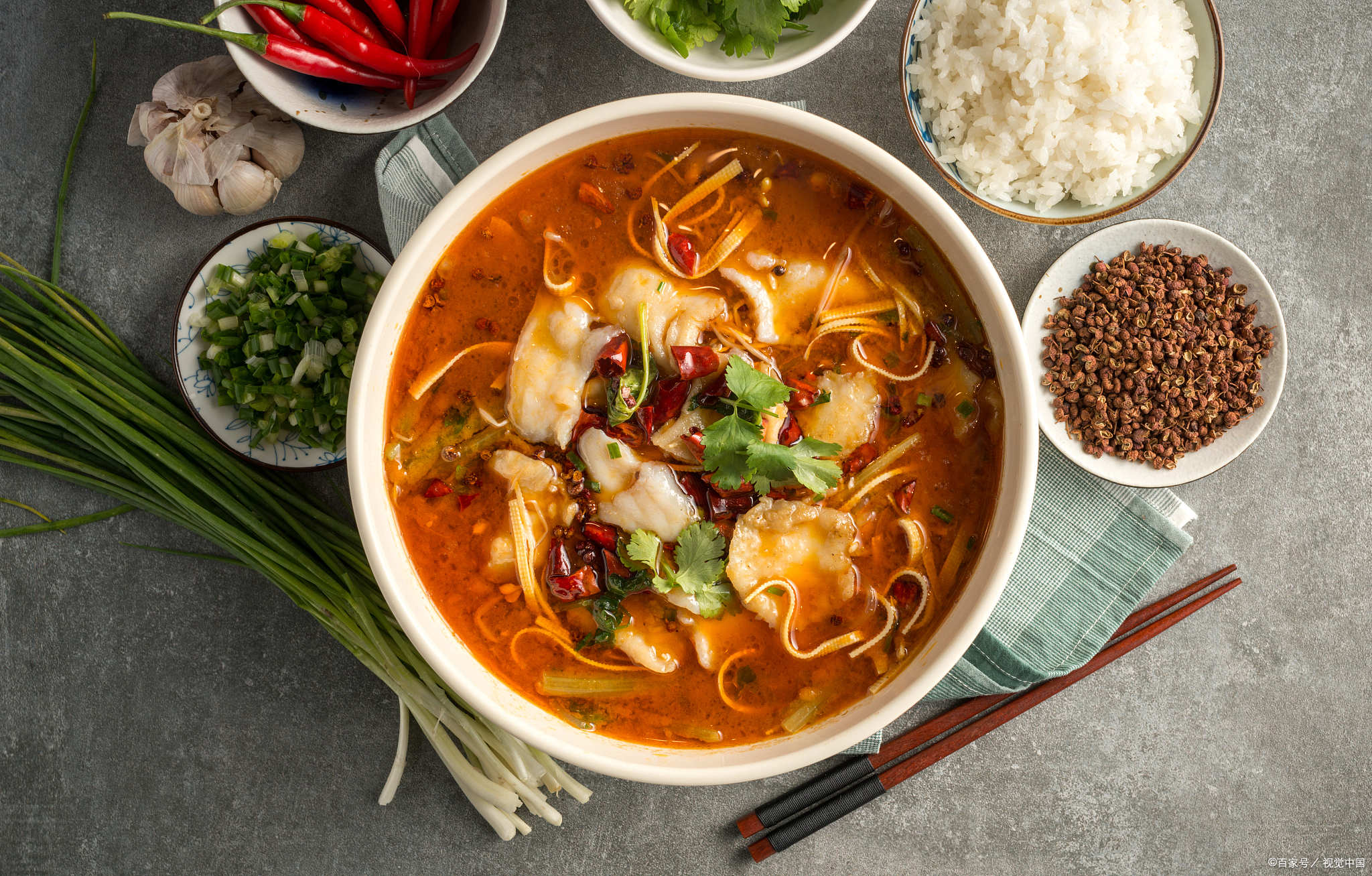 秋日生活创作季# 以下是水煮鱼的家常做法:  1 首先,我们需要准备一