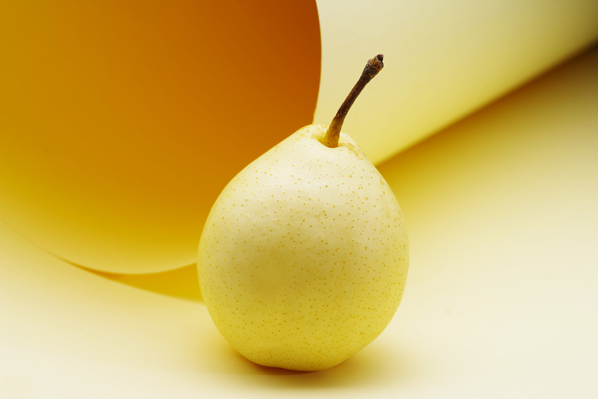 红心梨果肉鲜嫩多汁,口感清爽甜美,富含维生素和纤维素,具有养生价值.