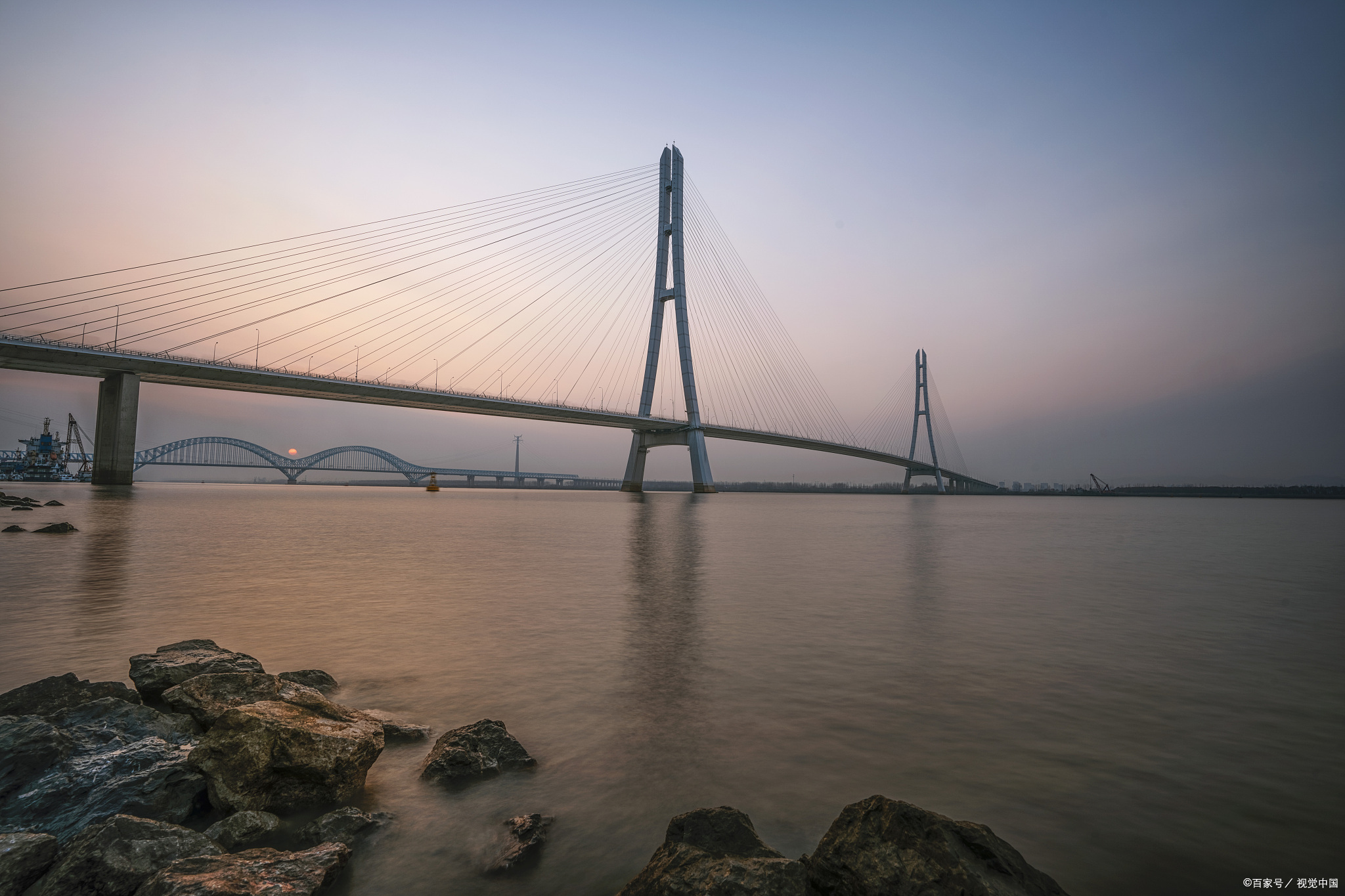 我漫步在长江大桥上,桥下的江水波光粼粼,与两岸的灯火交相辉映,宛如