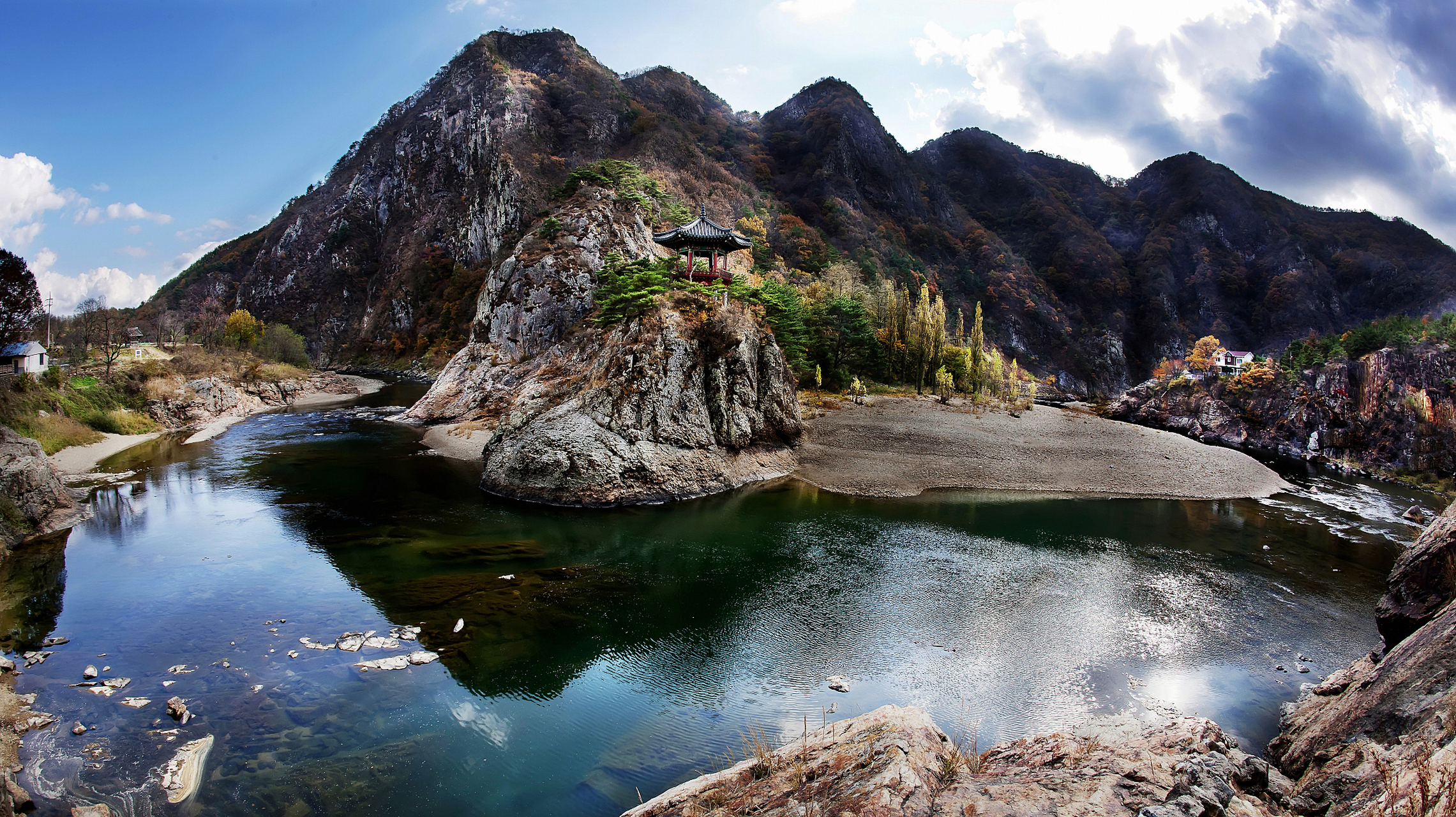 桓仁位于辽宁省东部,是一个自然风光和人文历史丰富的旅游胜地.
