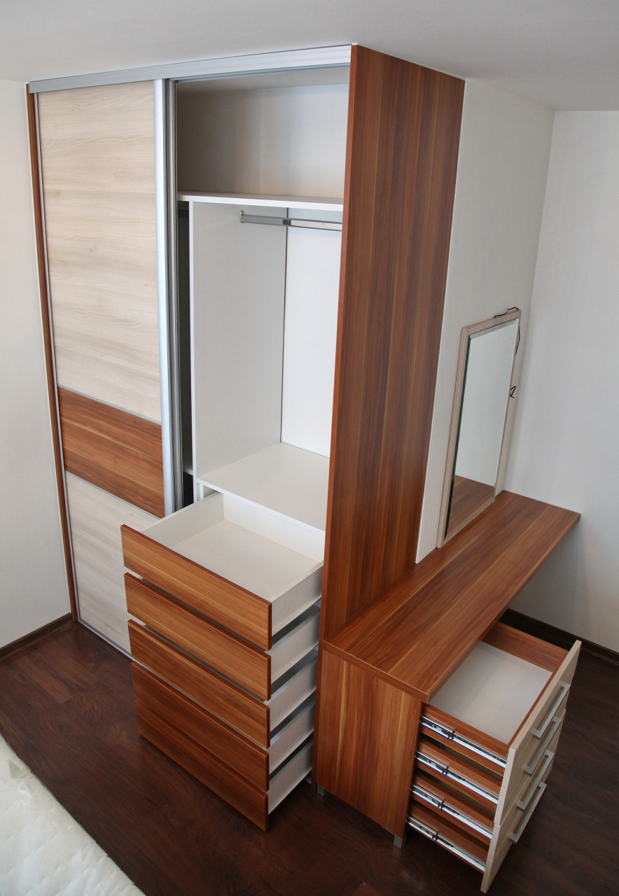 一,表面质量   板式家具以刨花板,中密度纤维板等人造板为基材,表面饰