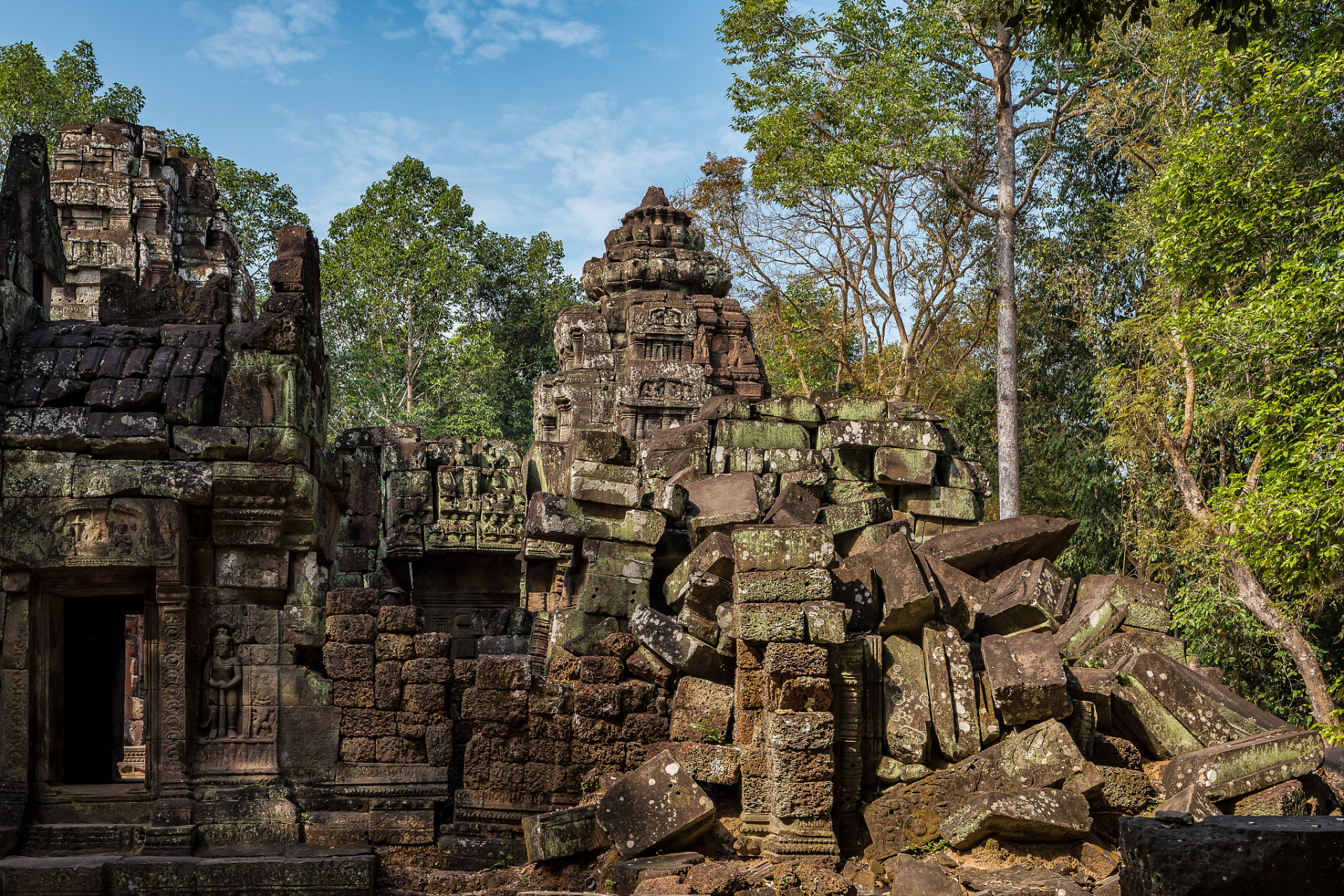 吴哥窟(angkor wat)是柬埔寨最著名的旅游景点之一,也是世界上最大的