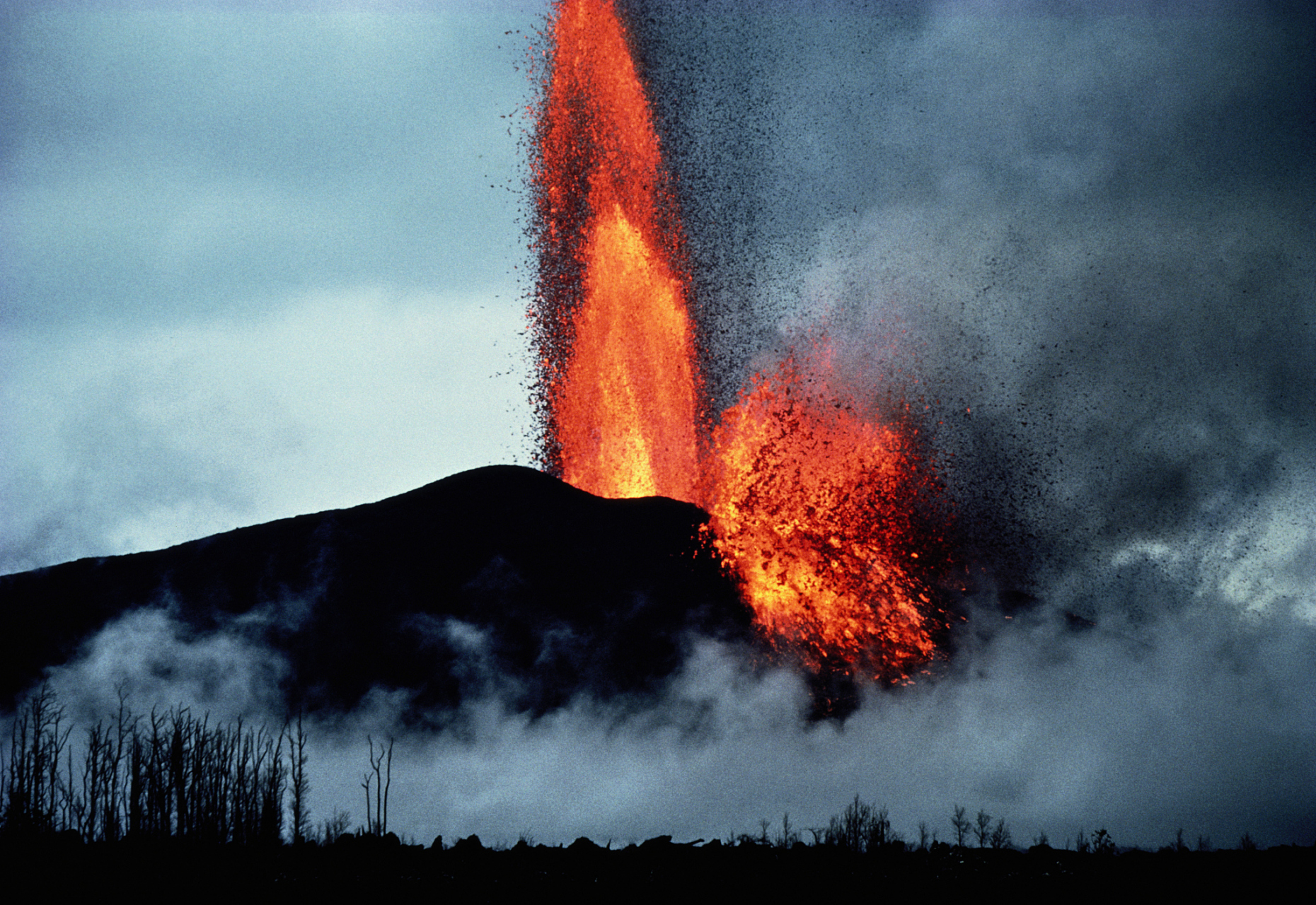 天火岛火山爆发的照片图片