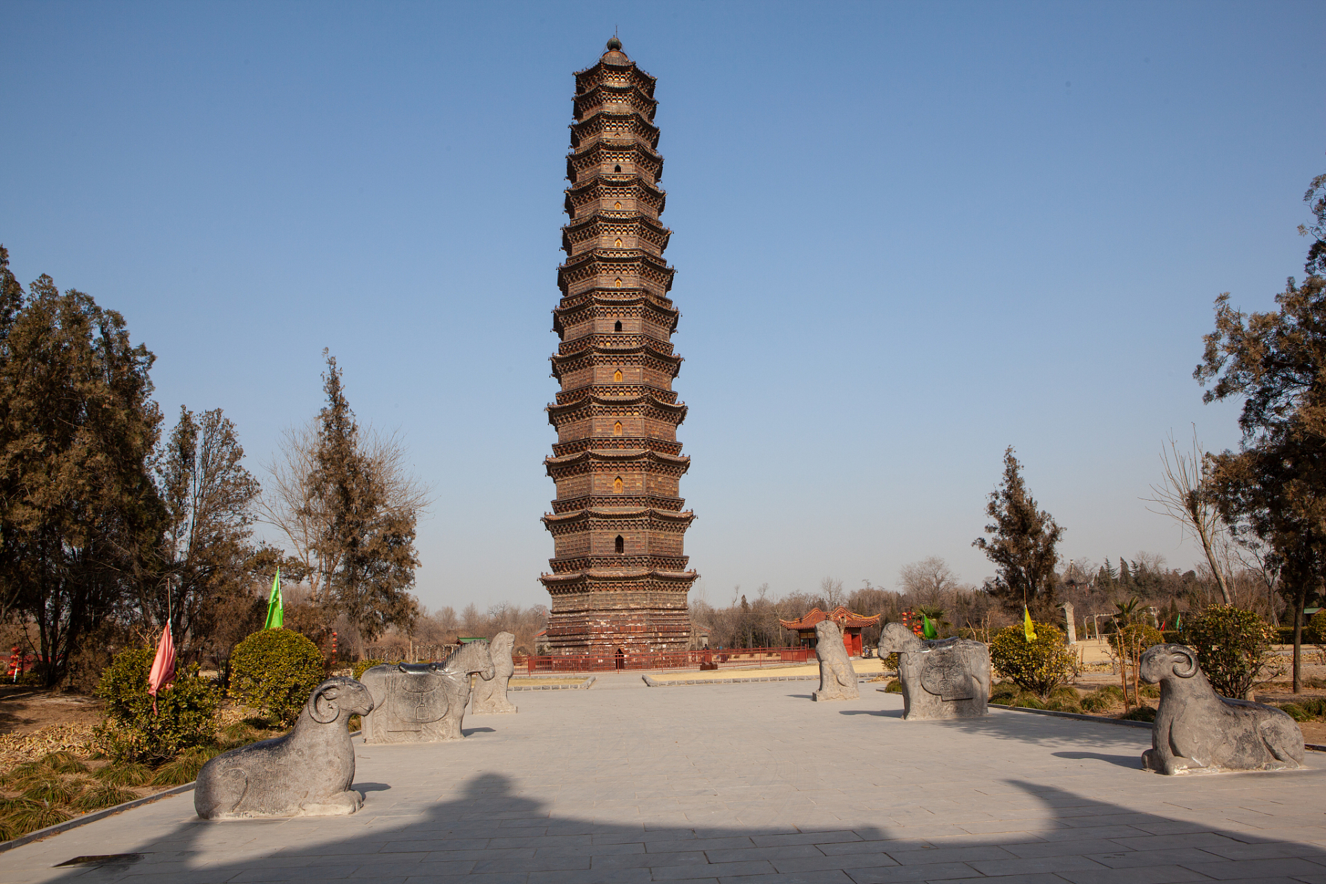 河南开封铁塔公园,宋代铁塔的雄伟壮观  作为我国现存最早,规模最大