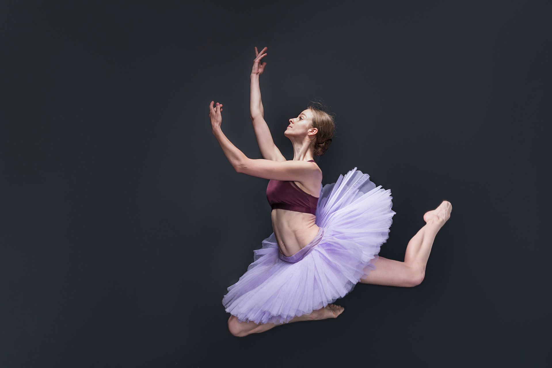 舞蹈能够增强心肺功能,塑造身体曲线,减轻压力和焦虑,提升情绪,增强